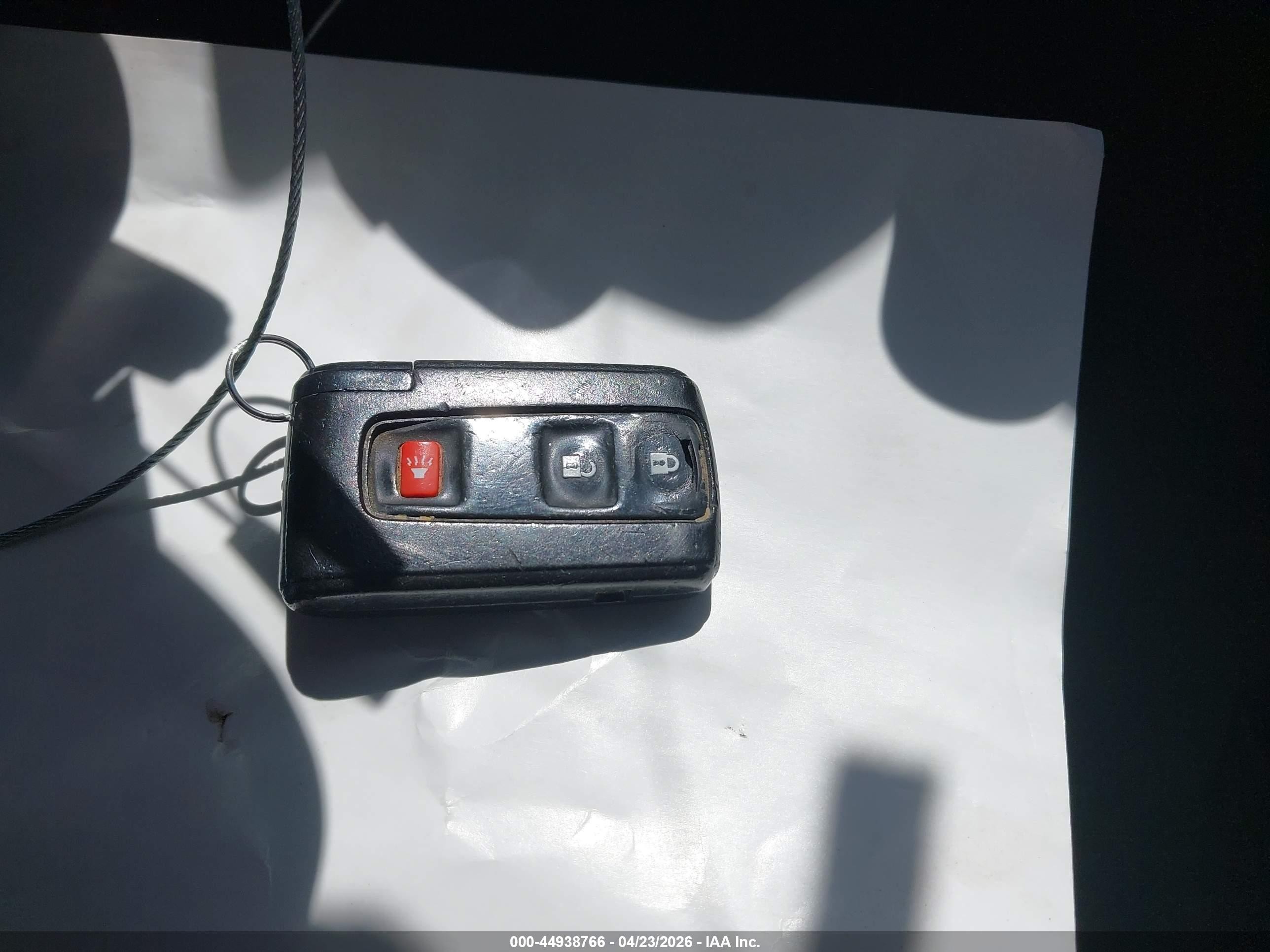 2005 Toyota Prius   Белый vin: JTDKB20U553096568