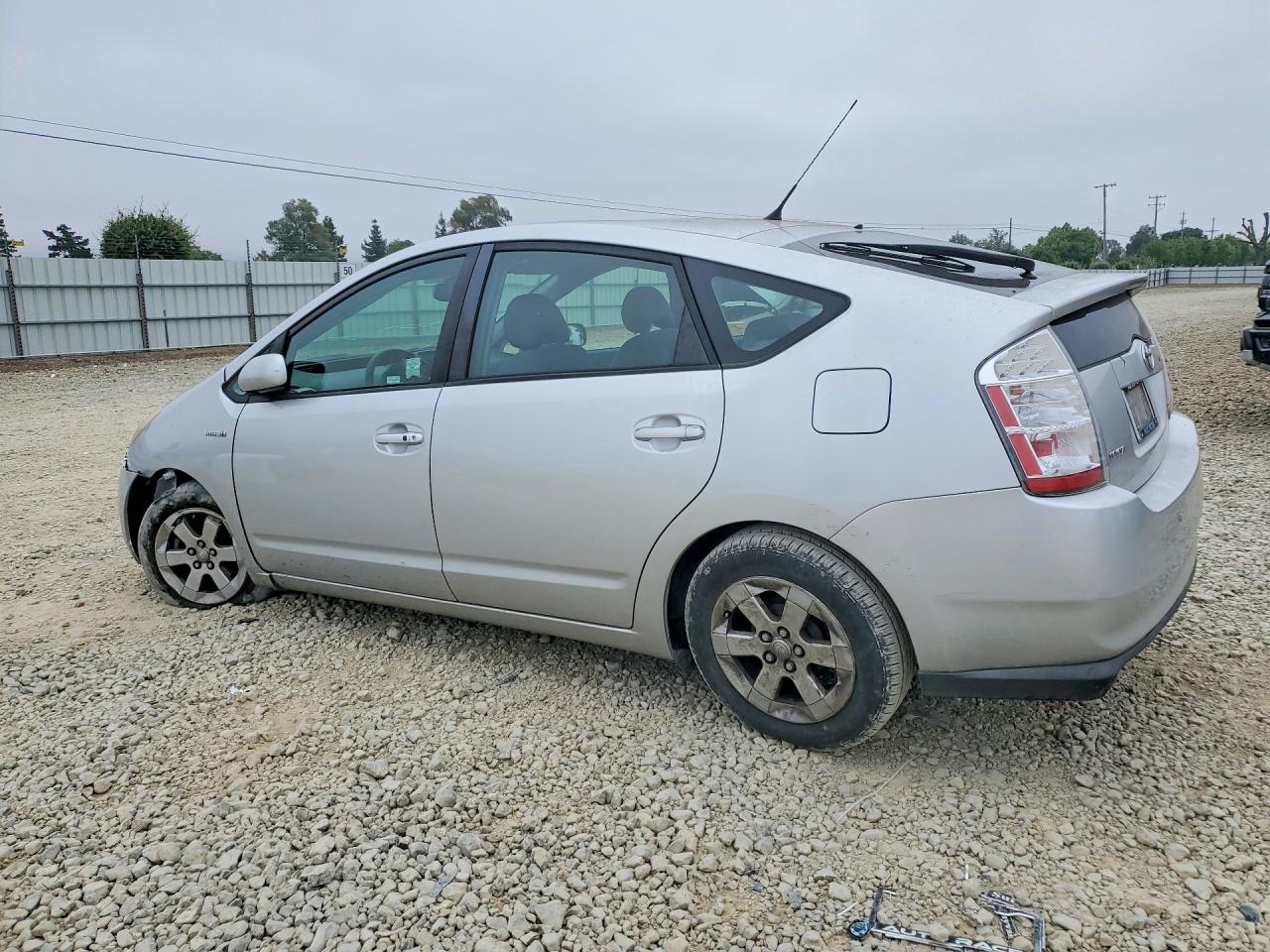 2006 Toyota Prius Base Серебряный vin: JTDKB20U563174400