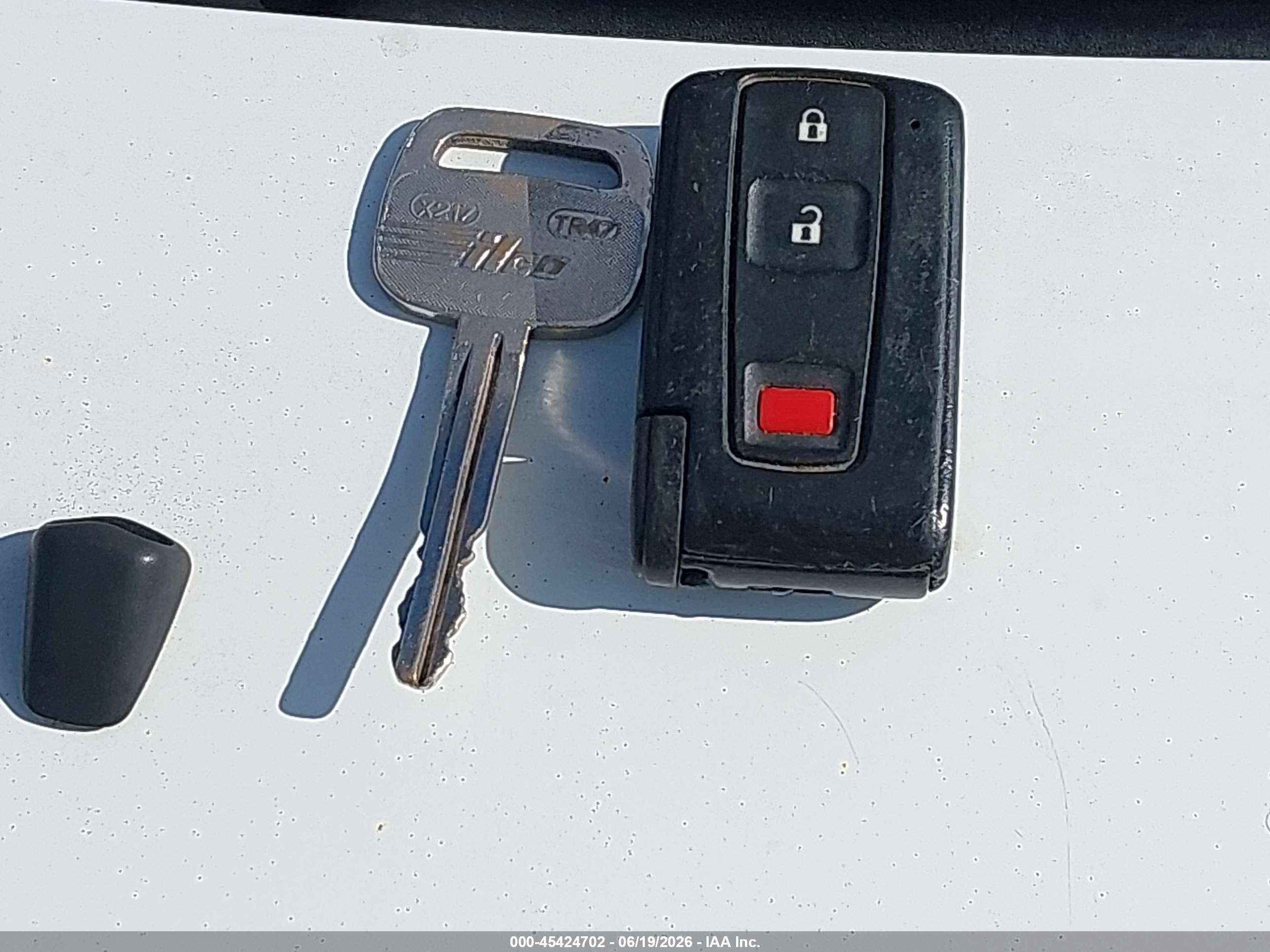 2007 Toyota Prius   Белый vin: JTDKB20U577608258