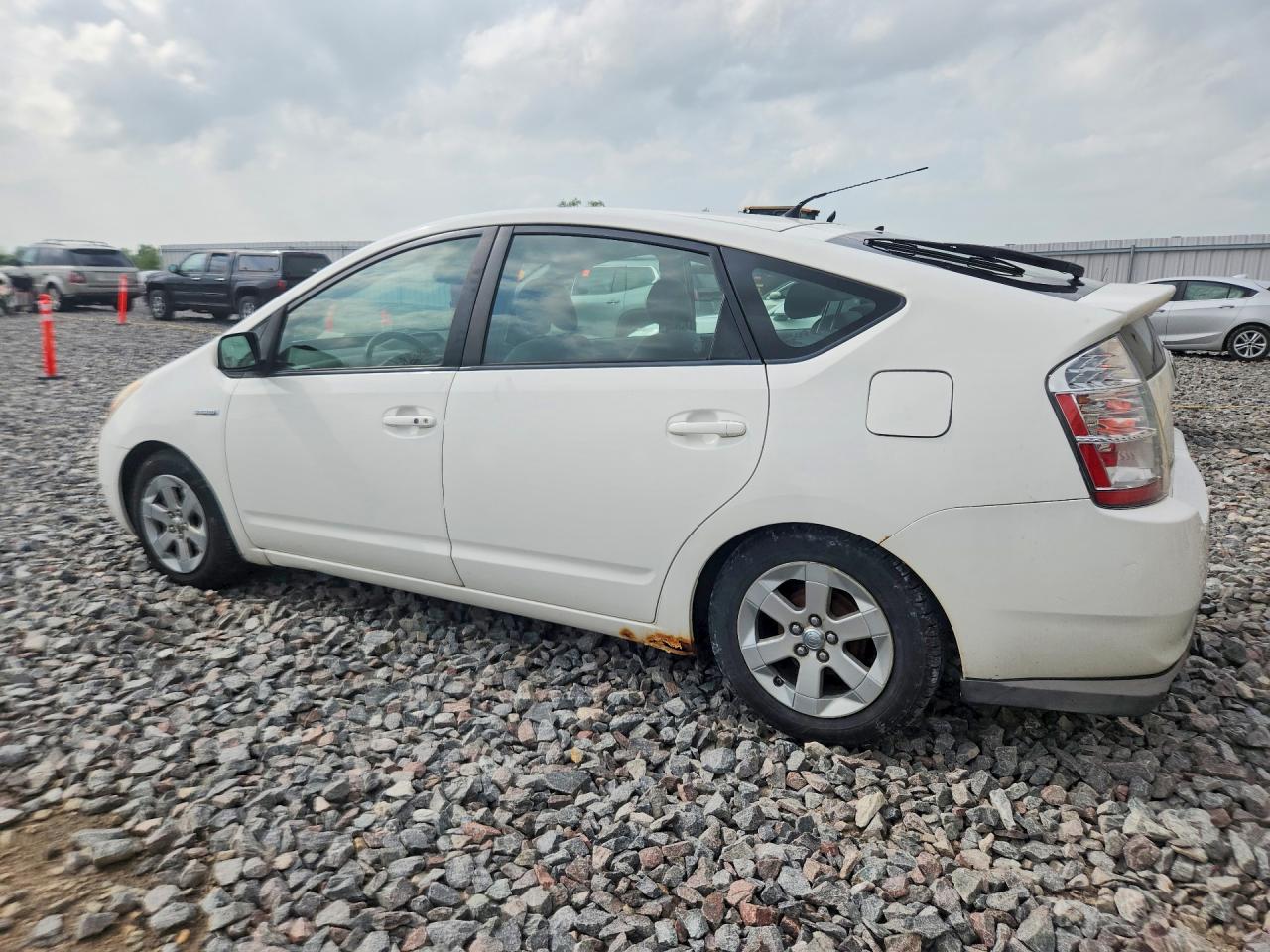 2007 Toyota Prius Base White vin: JTDKB20U577679203