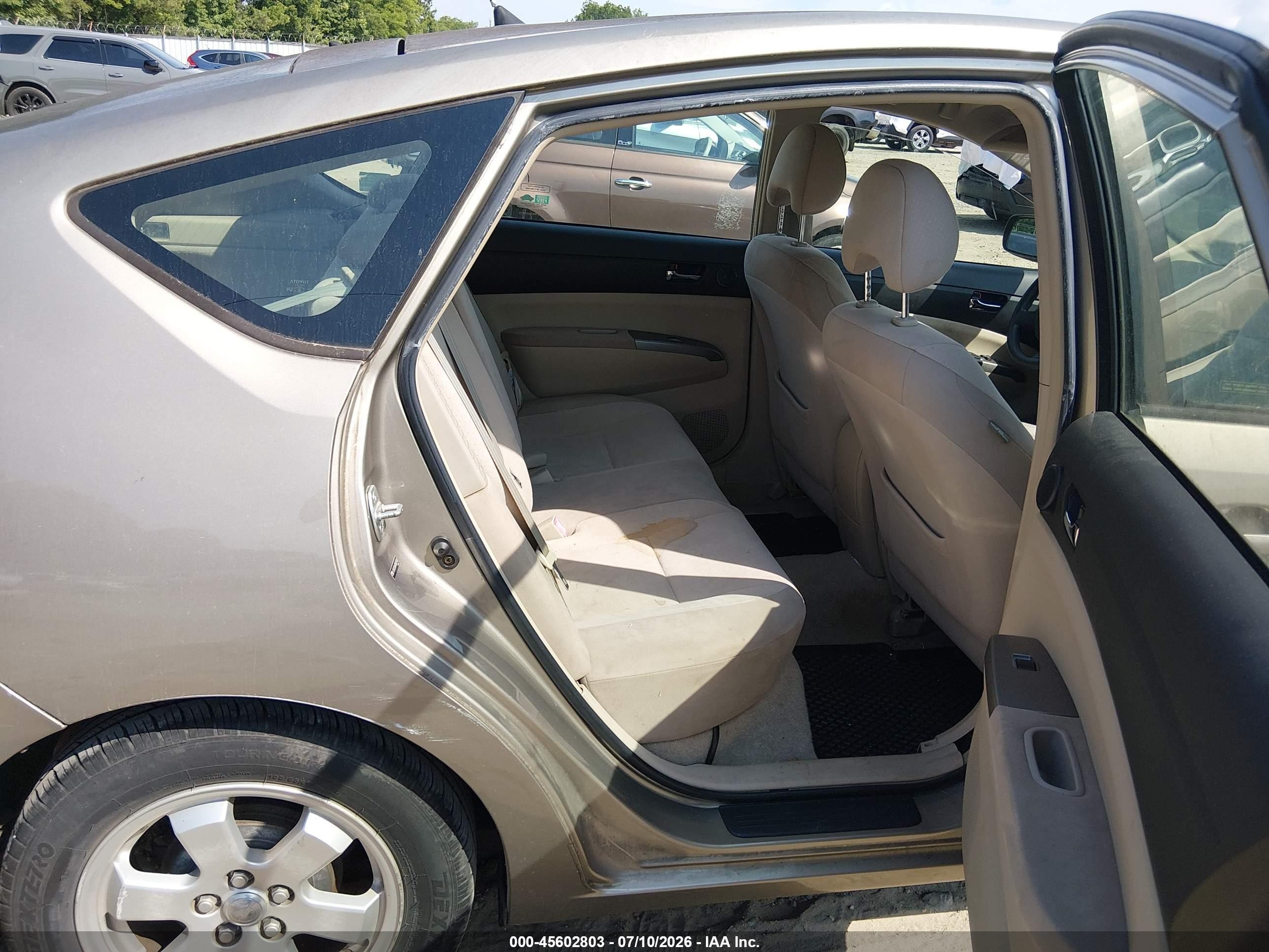 2004 Toyota Prius   Gold vin: JTDKB20U640087930