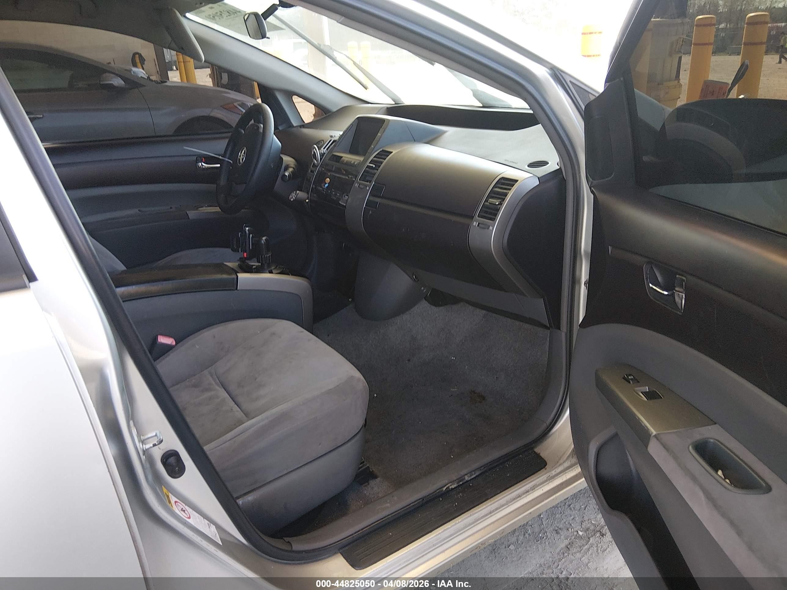 2004 Toyota Prius   Silver vin: JTDKB20U640103883