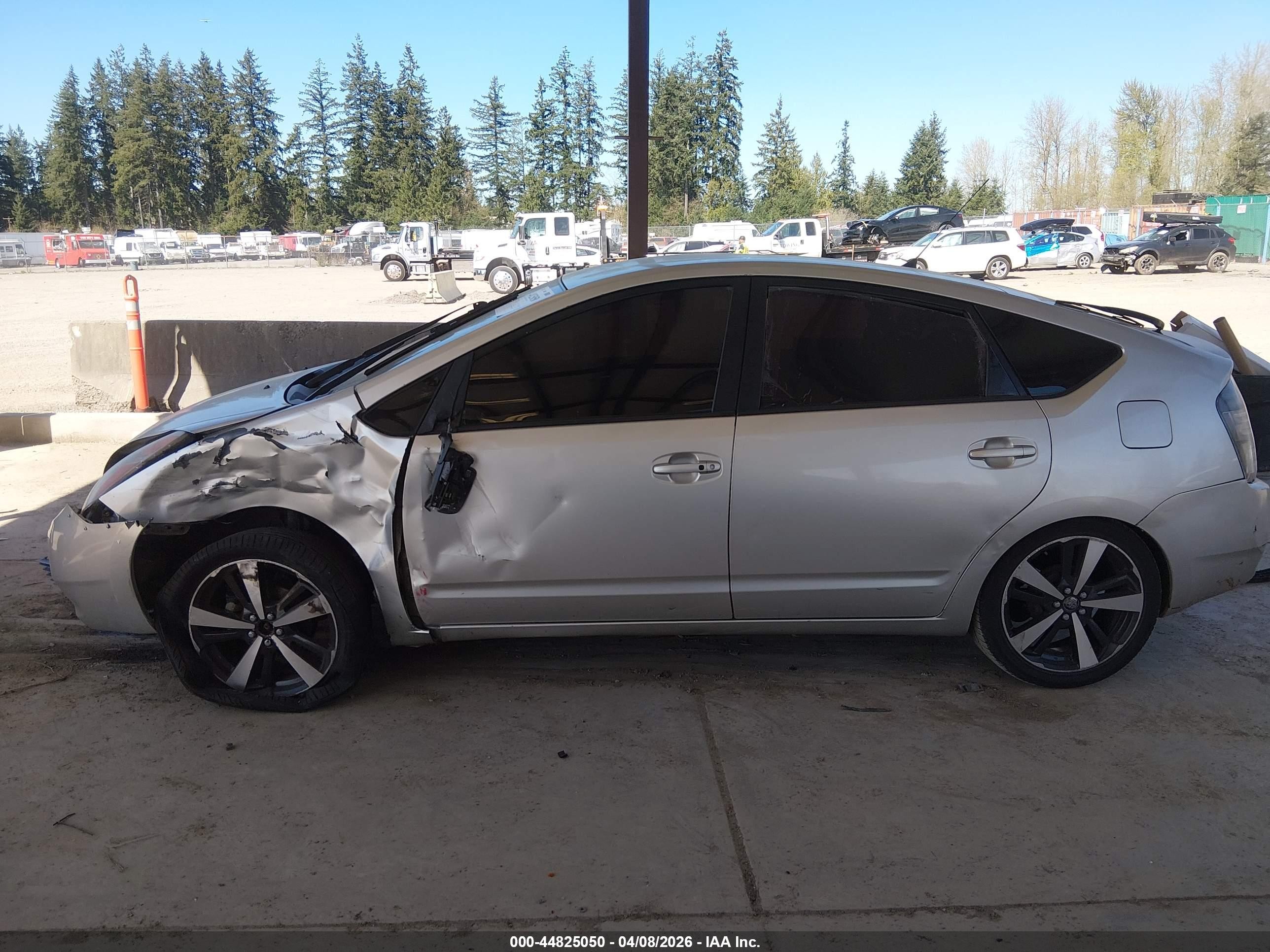 2004 Toyota Prius   Silver vin: JTDKB20U640103883