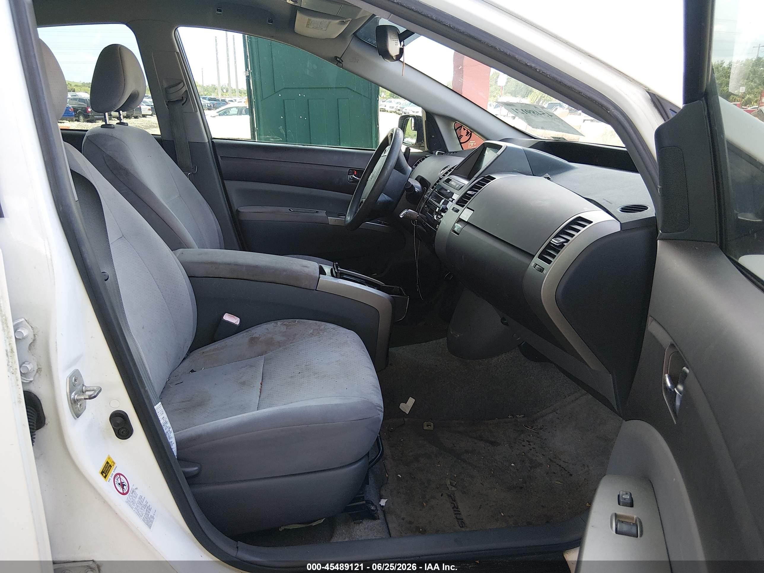2005 Toyota Prius   White vin: JTDKB20U650122788