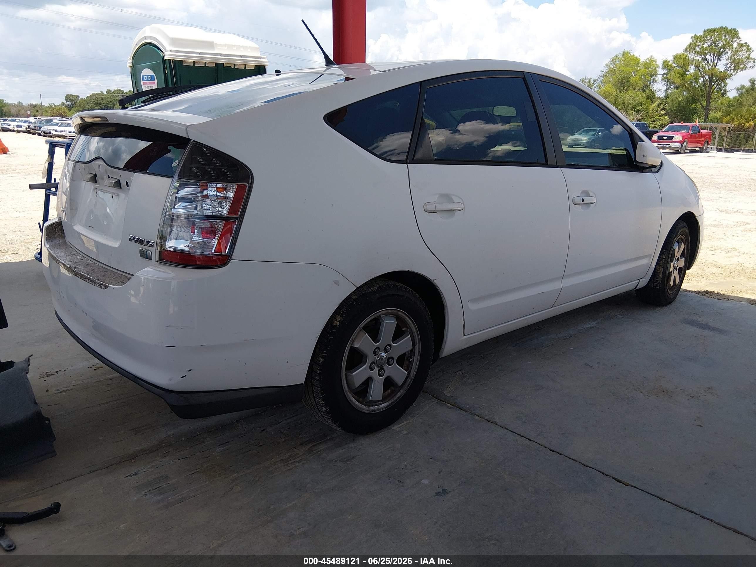 2005 Toyota Prius   White vin: JTDKB20U650122788