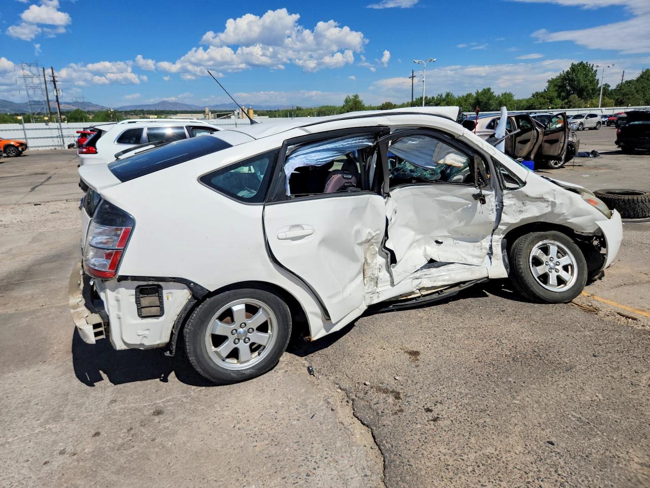 2005 Toyota Prius Base White vin: JTDKB20U653020096