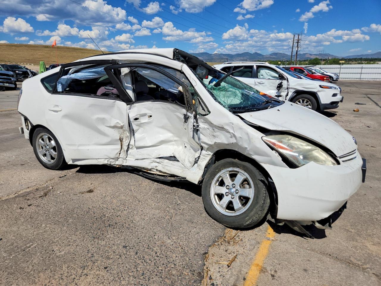 2005 Toyota Prius Base White vin: JTDKB20U653020096