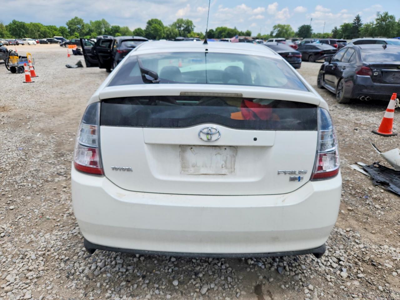 2005 Toyota Prius Base White vin: JTDKB20U653029445