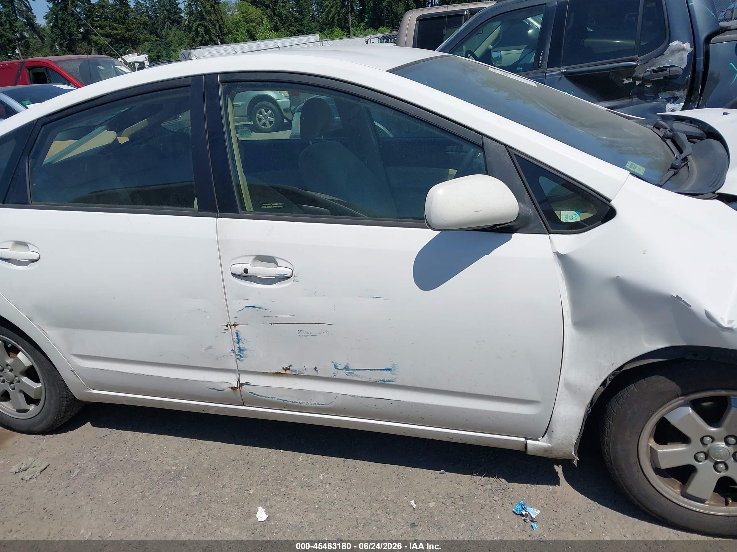 2005 Toyota Prius   White vin: JTDKB20U653052983