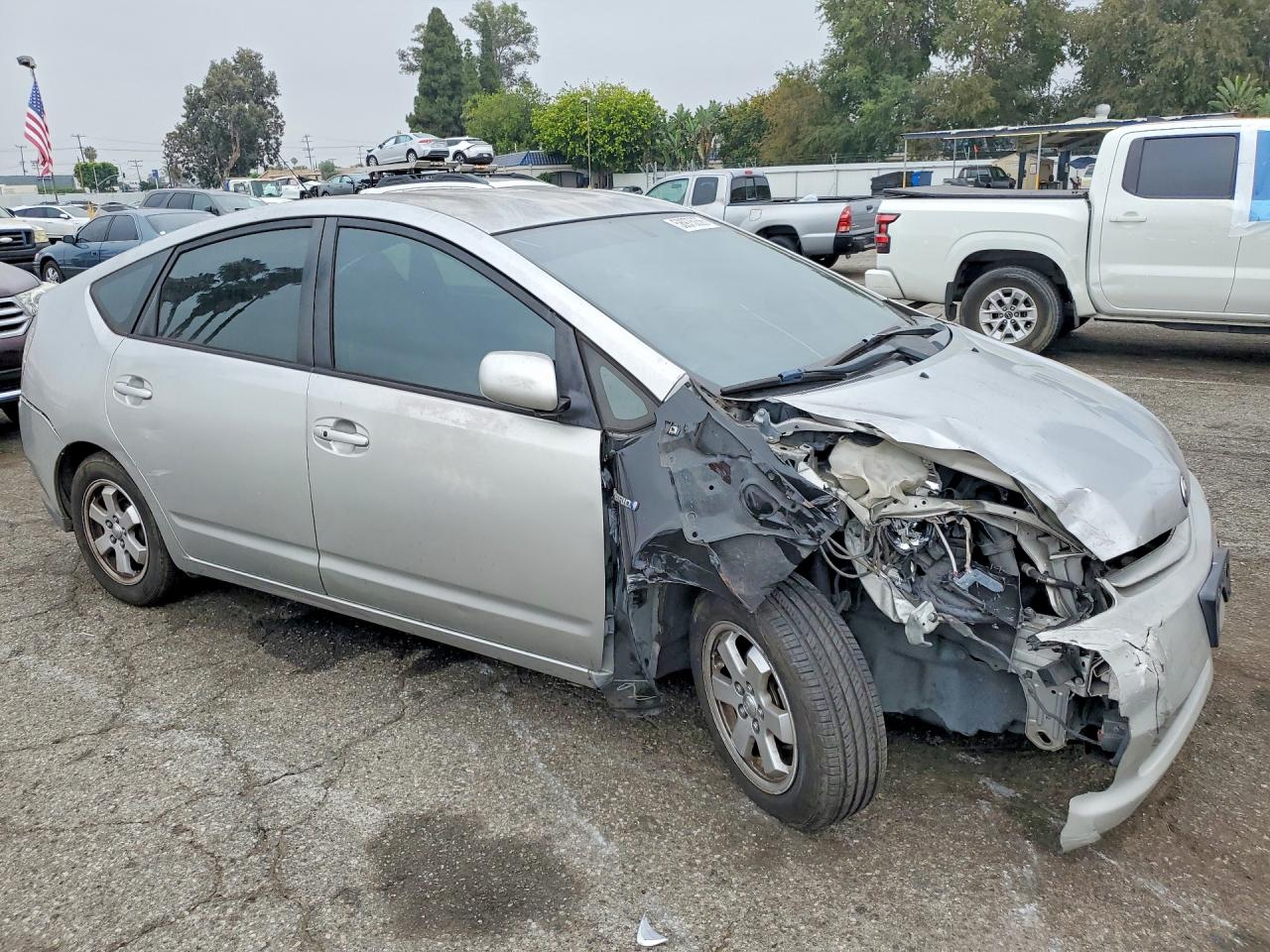 2005 Toyota Prius Base Silver vin: JTDKB20U657031821