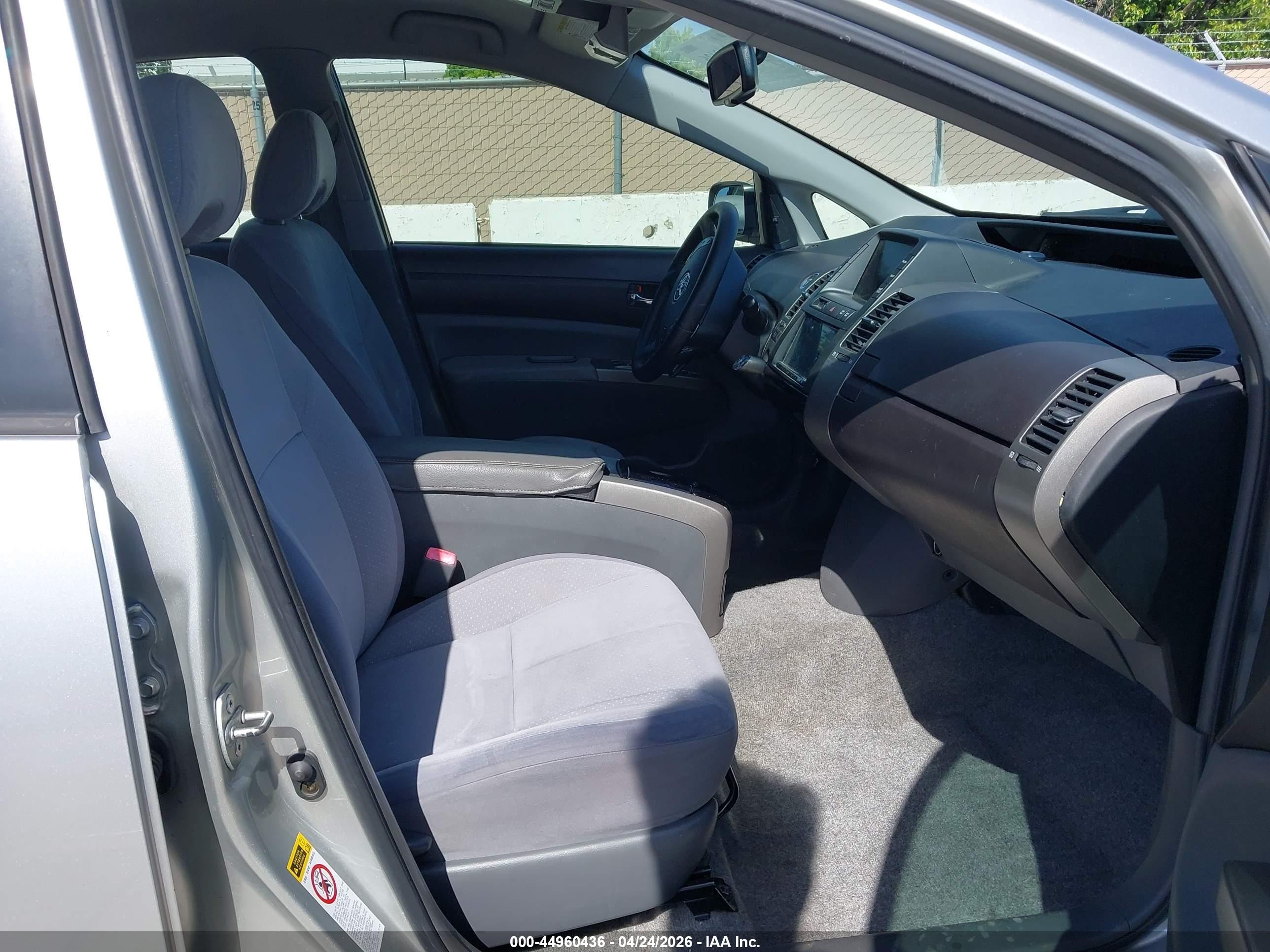2005 Toyota Prius   Серебряный vin: JTDKB20U657050143