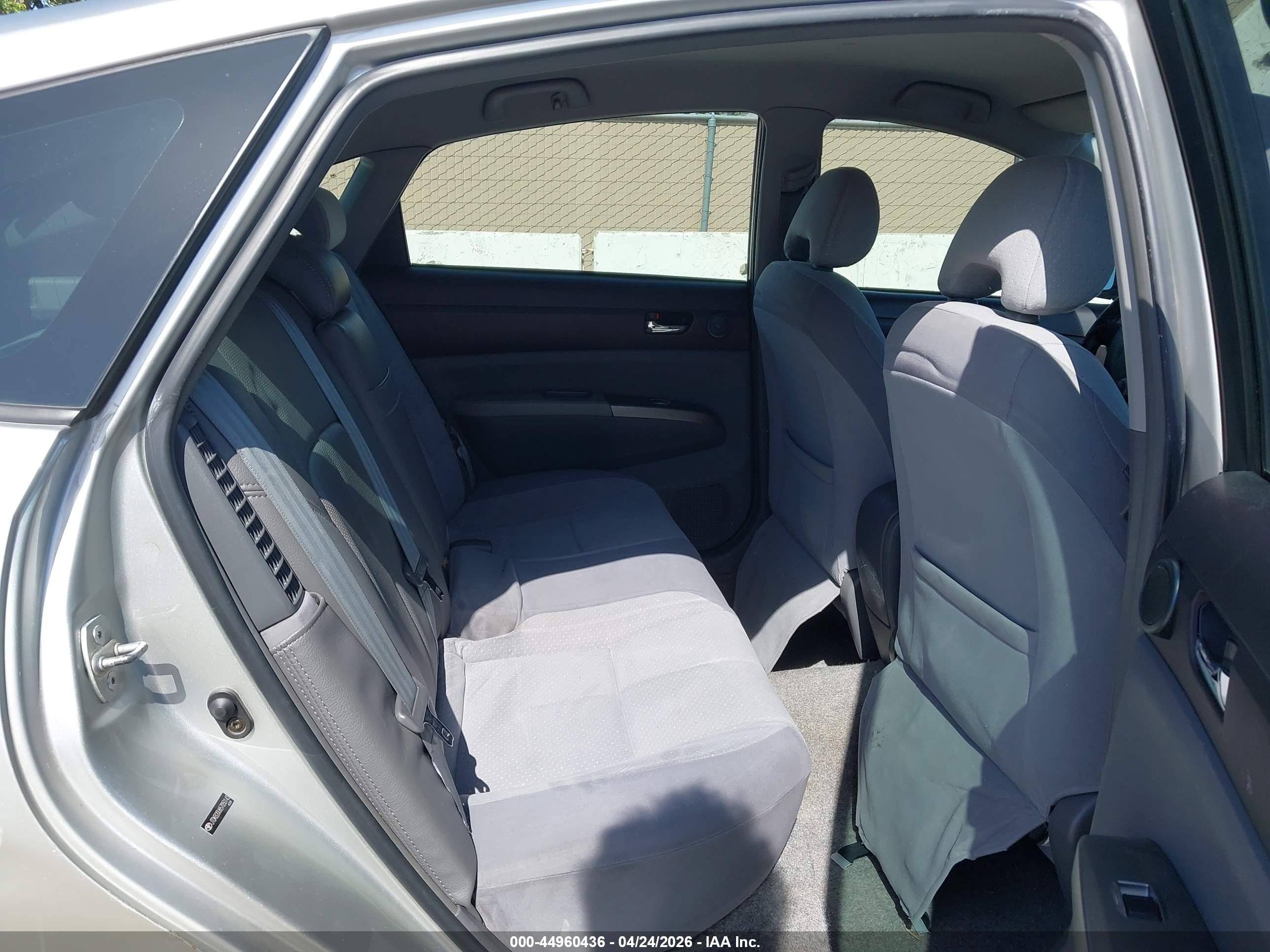 2005 Toyota Prius   Серебряный vin: JTDKB20U657050143
