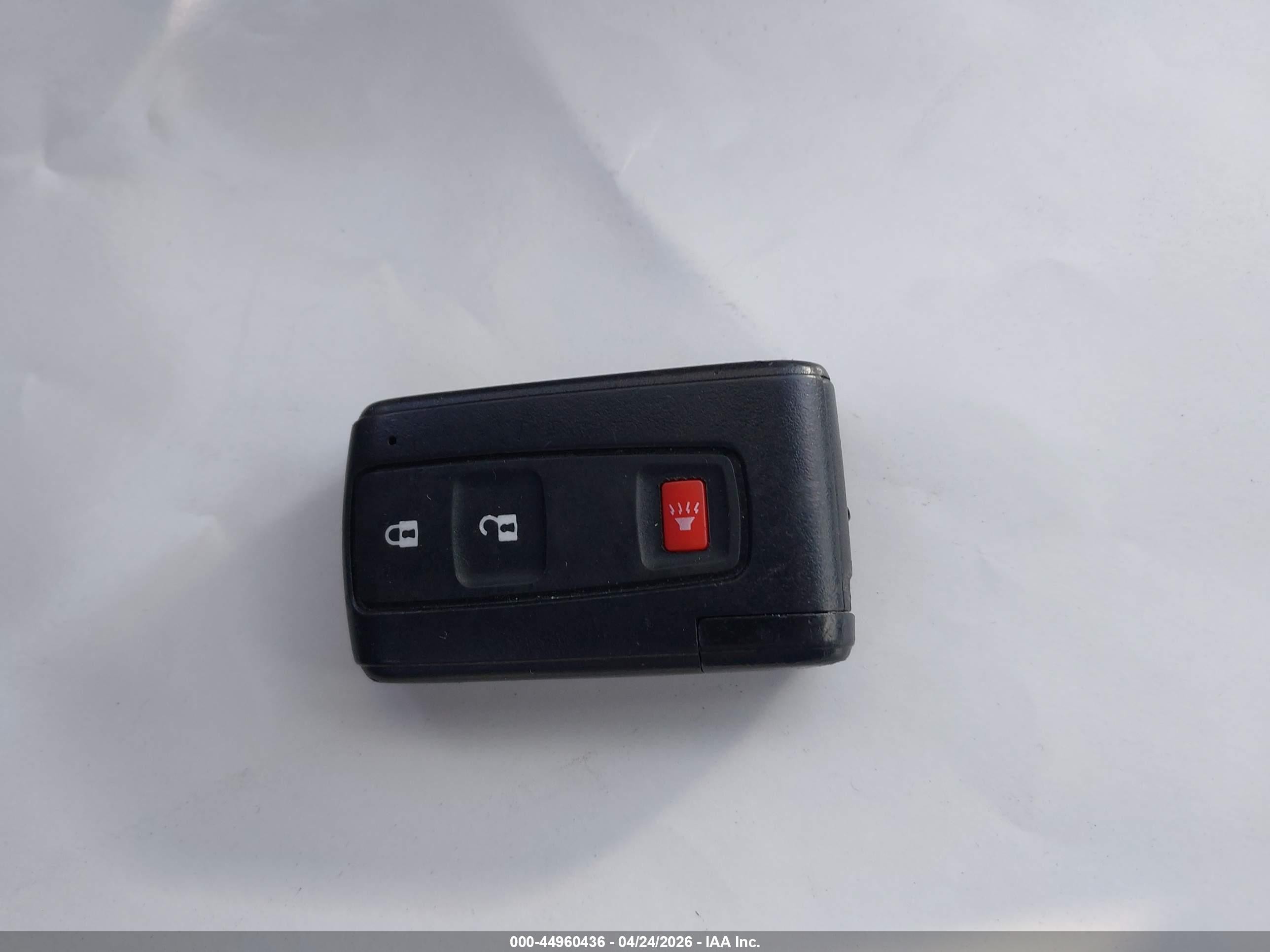 2005 Toyota Prius   Серебряный vin: JTDKB20U657050143