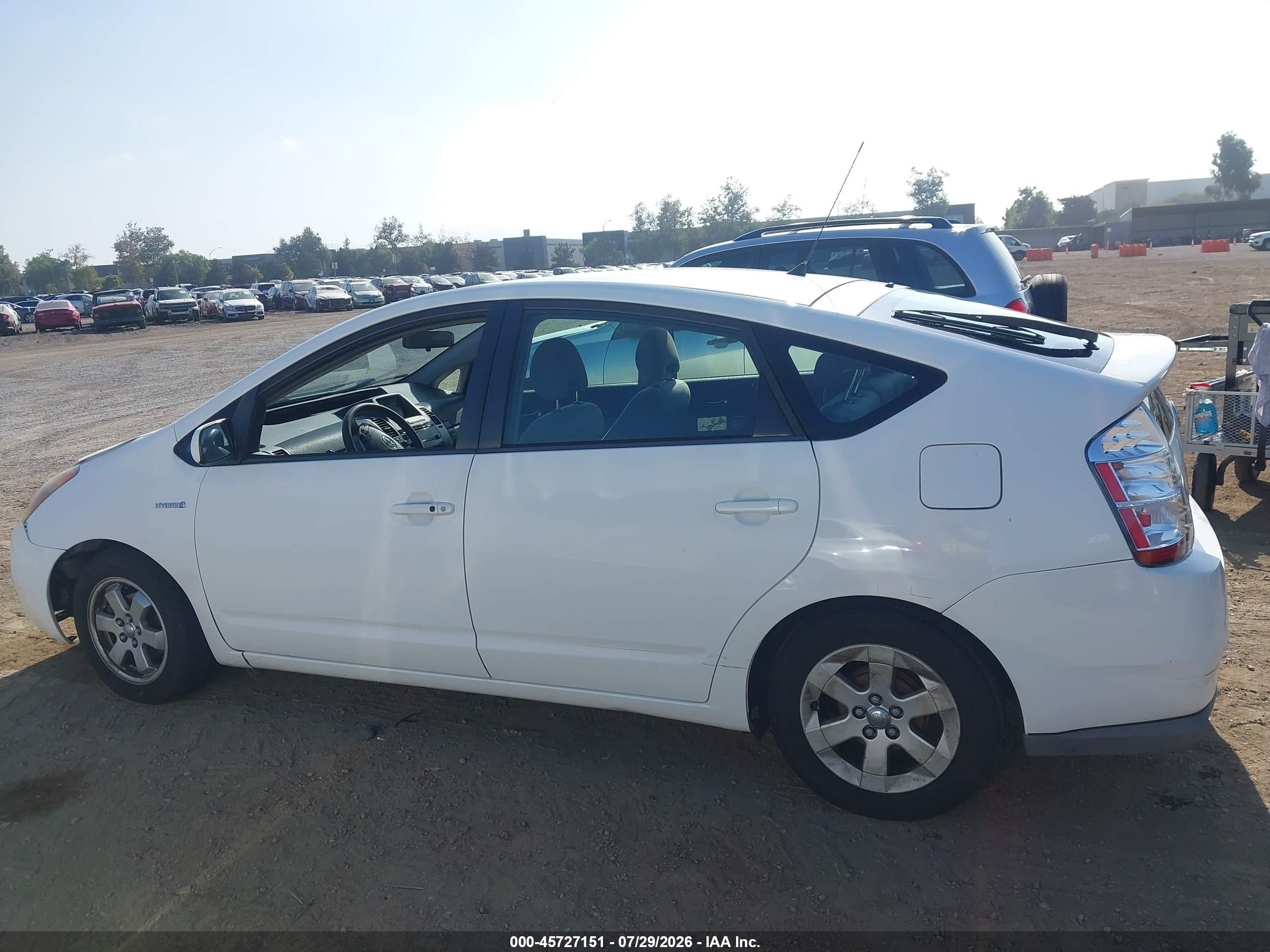2007 Toyota Prius   White vin: JTDKB20U677687617