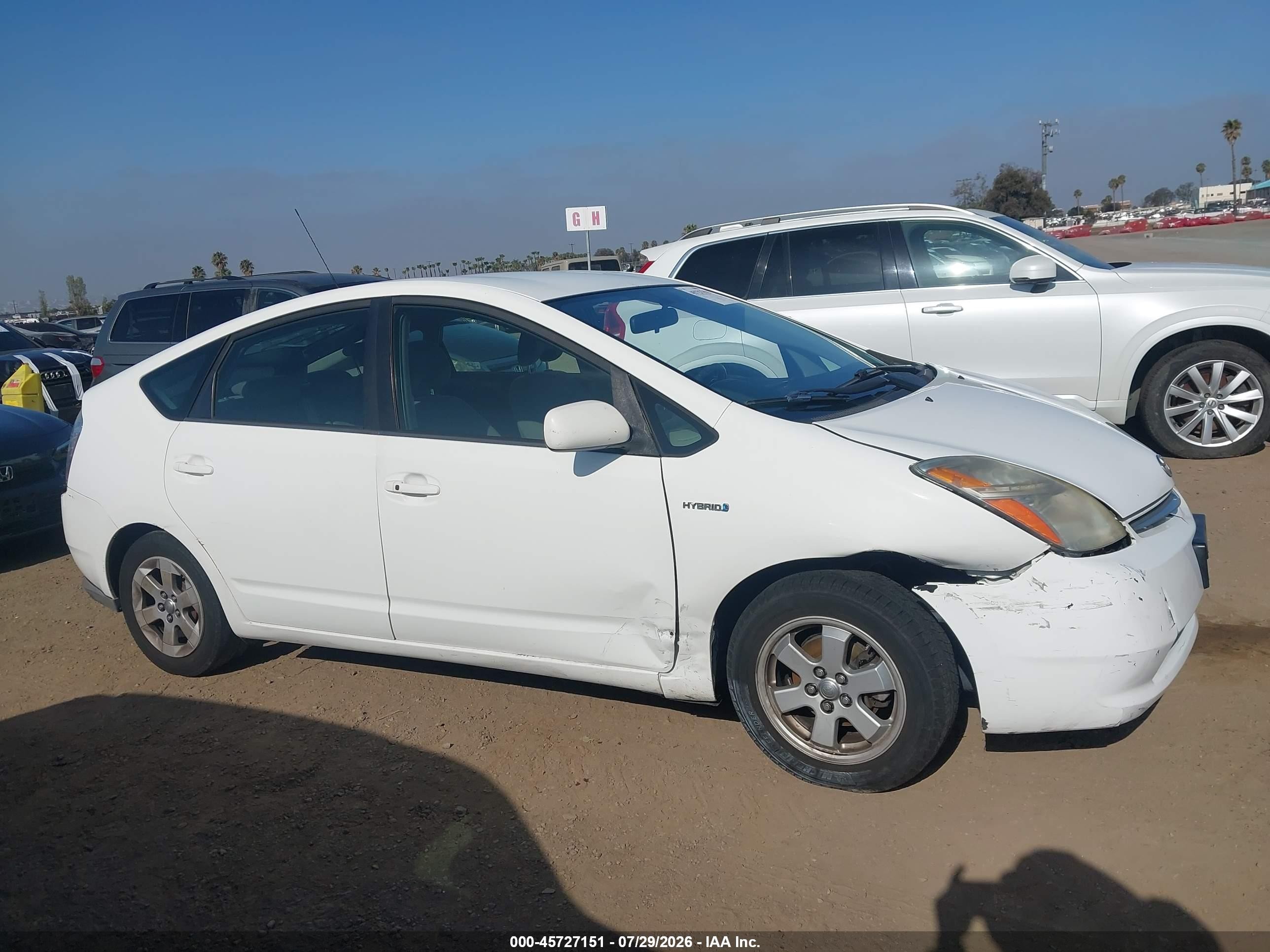 2007 Toyota Prius   White vin: JTDKB20U677687617