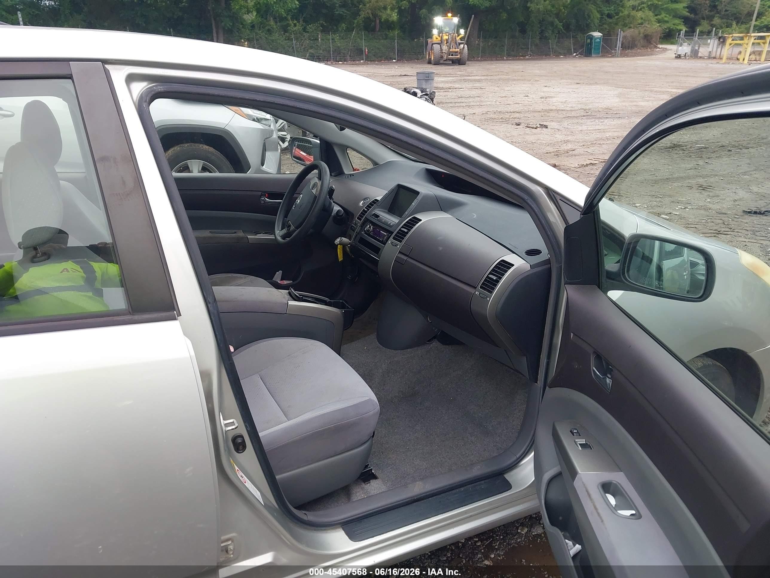 2004 Toyota Prius   Серебряный vin: JTDKB20U740009351