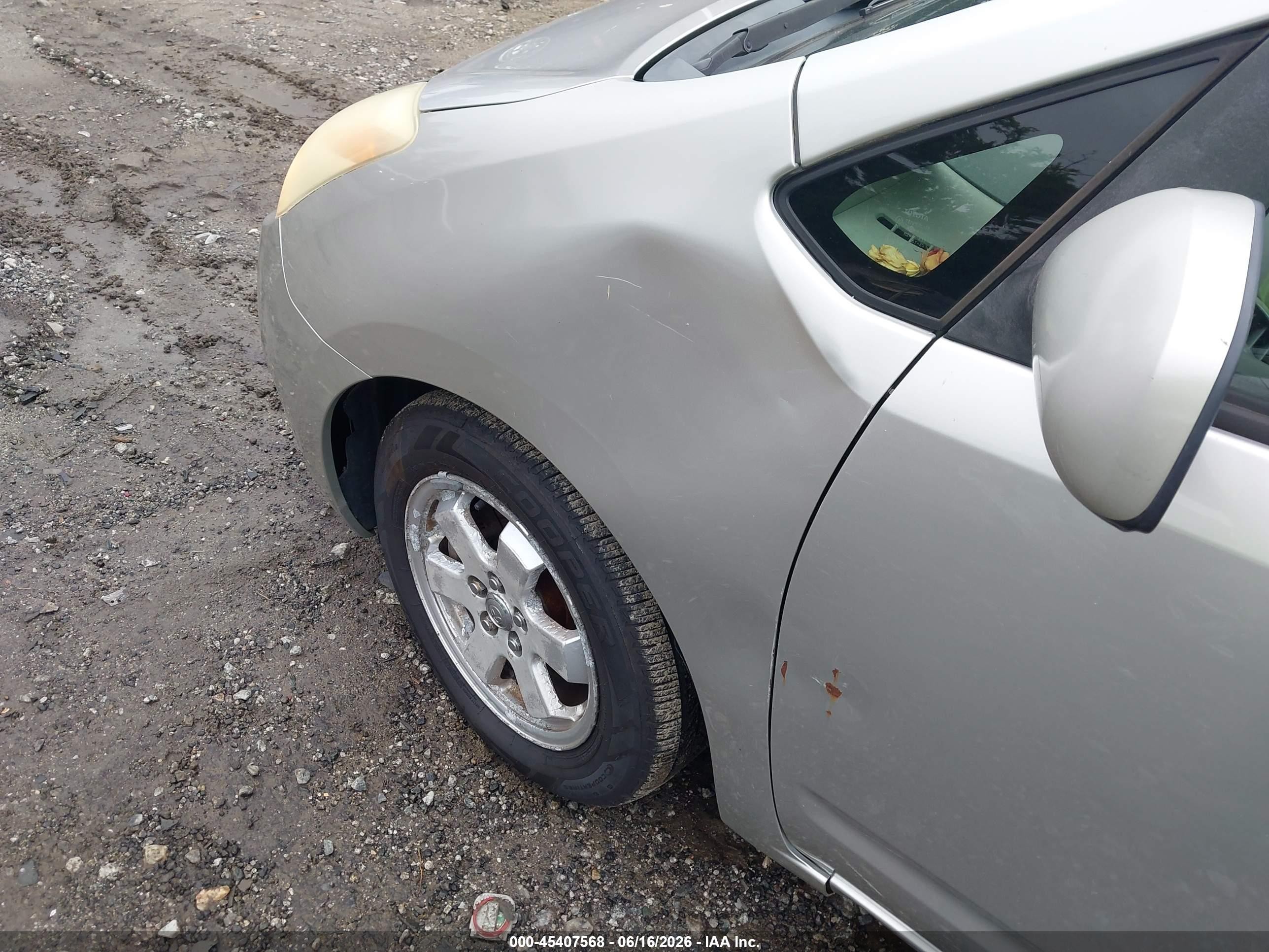 2004 Toyota Prius   Серебряный vin: JTDKB20U740009351