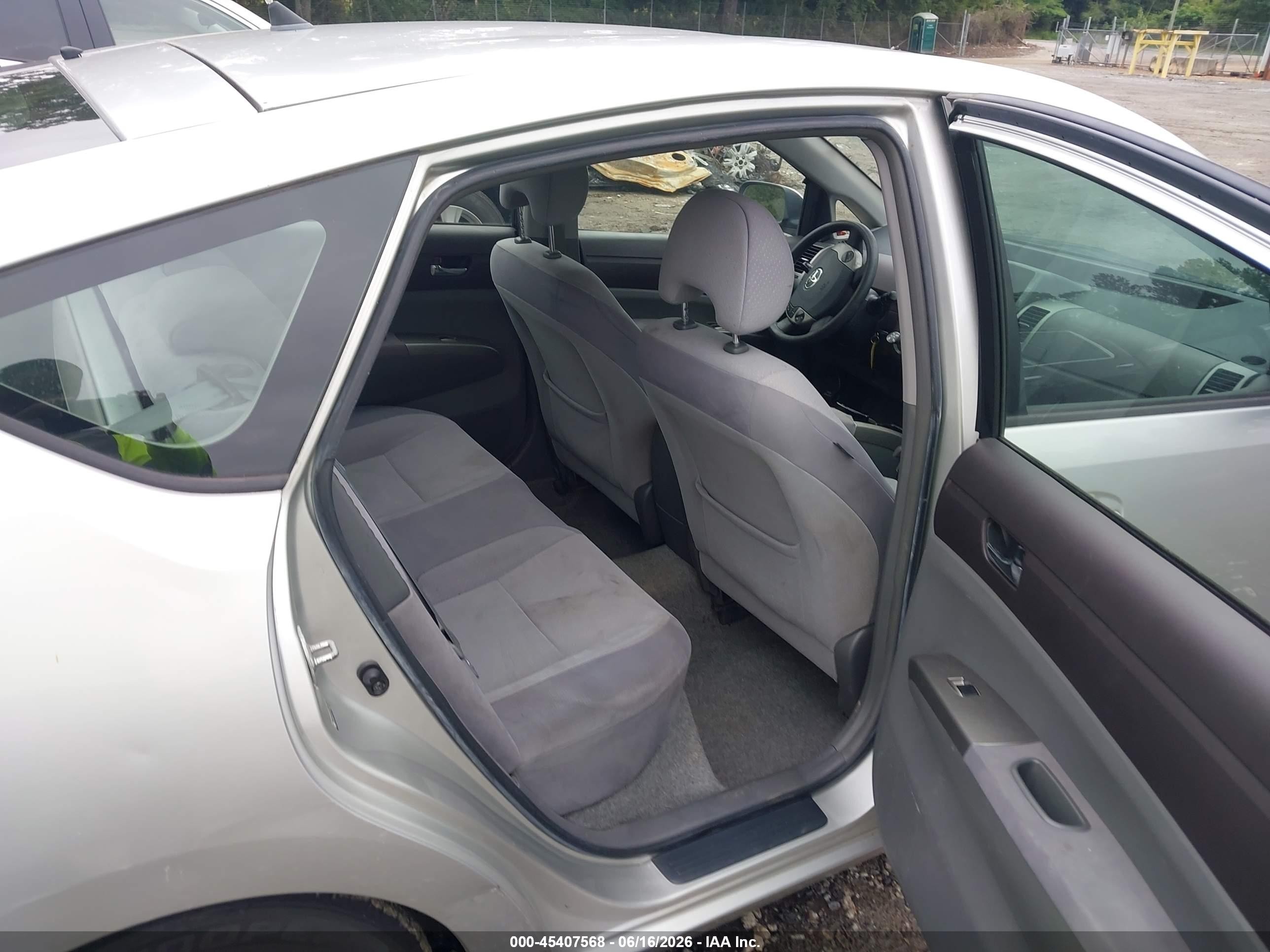 2004 Toyota Prius   Серебряный vin: JTDKB20U740009351