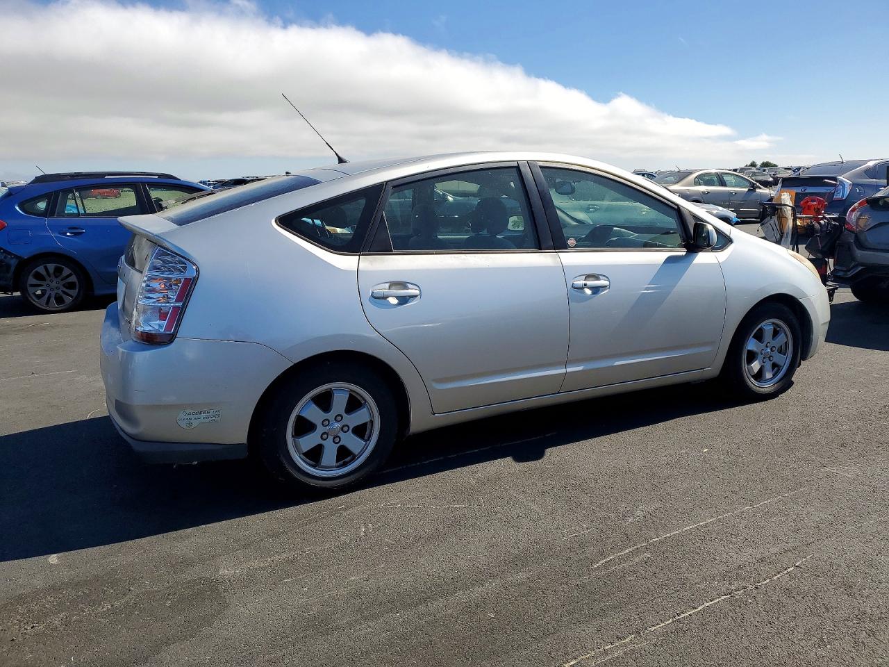 2005 Toyota Prius Base Silver vin: JTDKB20U753105884
