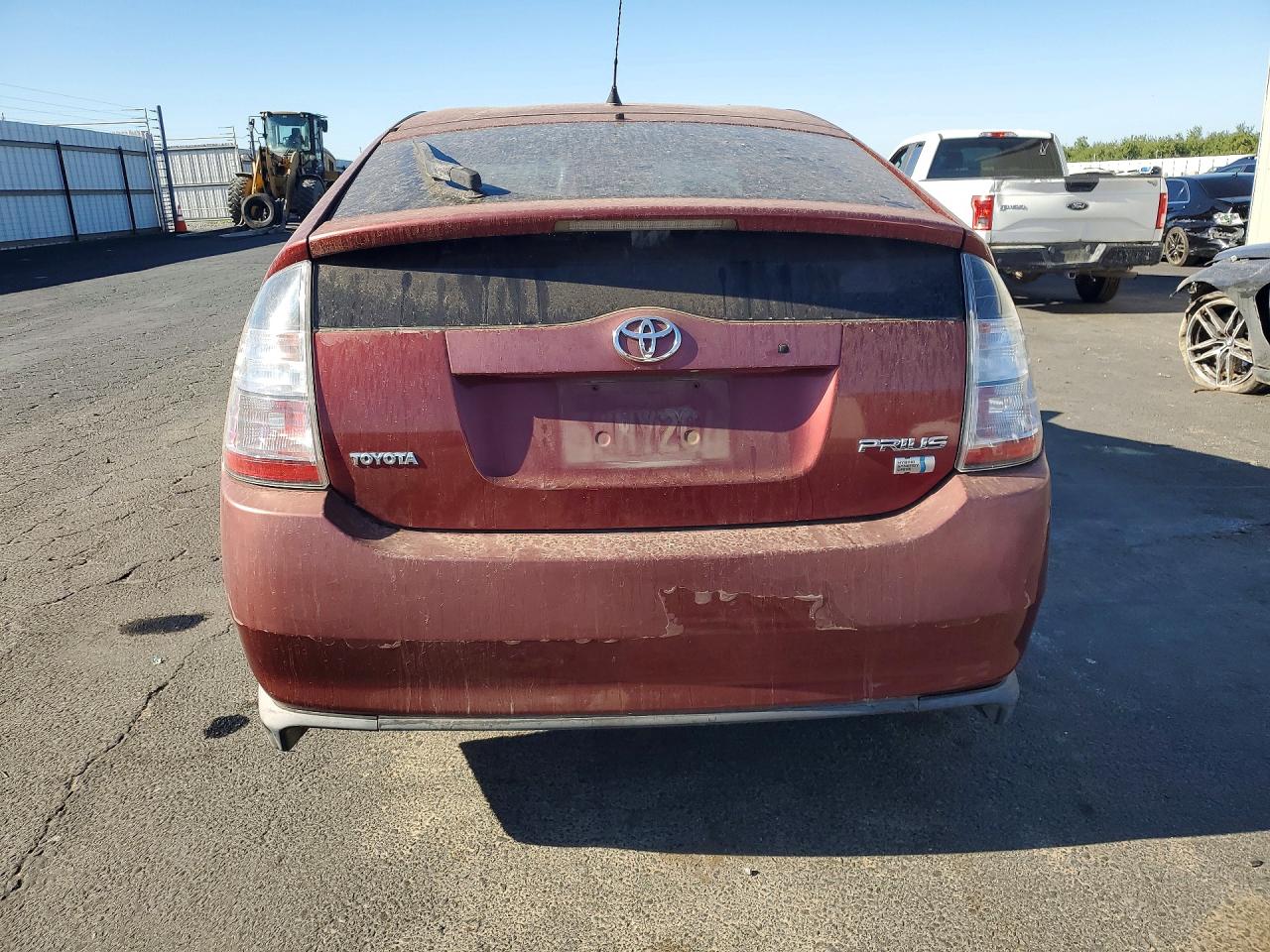 2005 Toyota Prius Base Red vin: JTDKB20U757008547