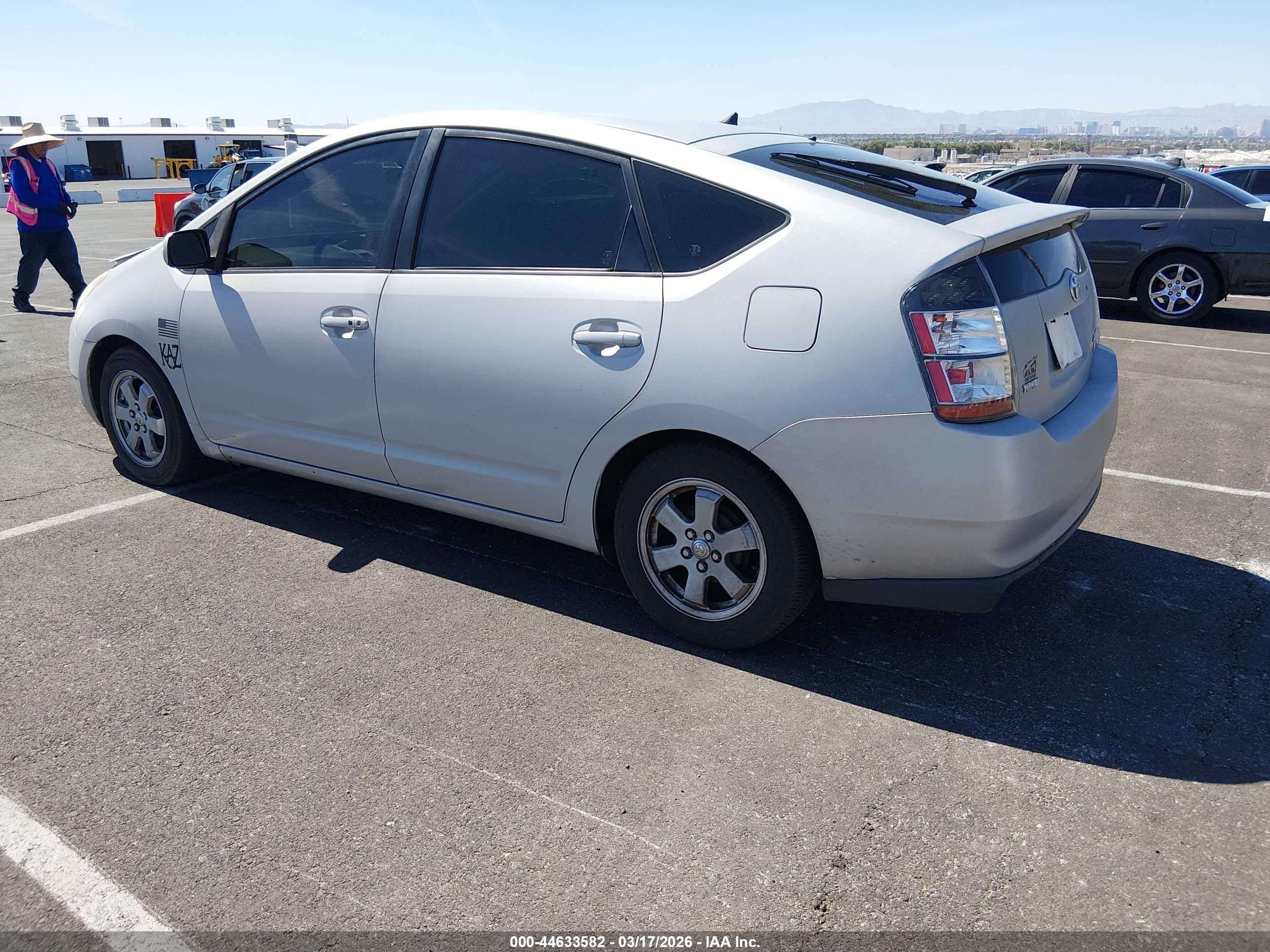 2005 Toyota Prius   Gray vin: JTDKB20U757049390