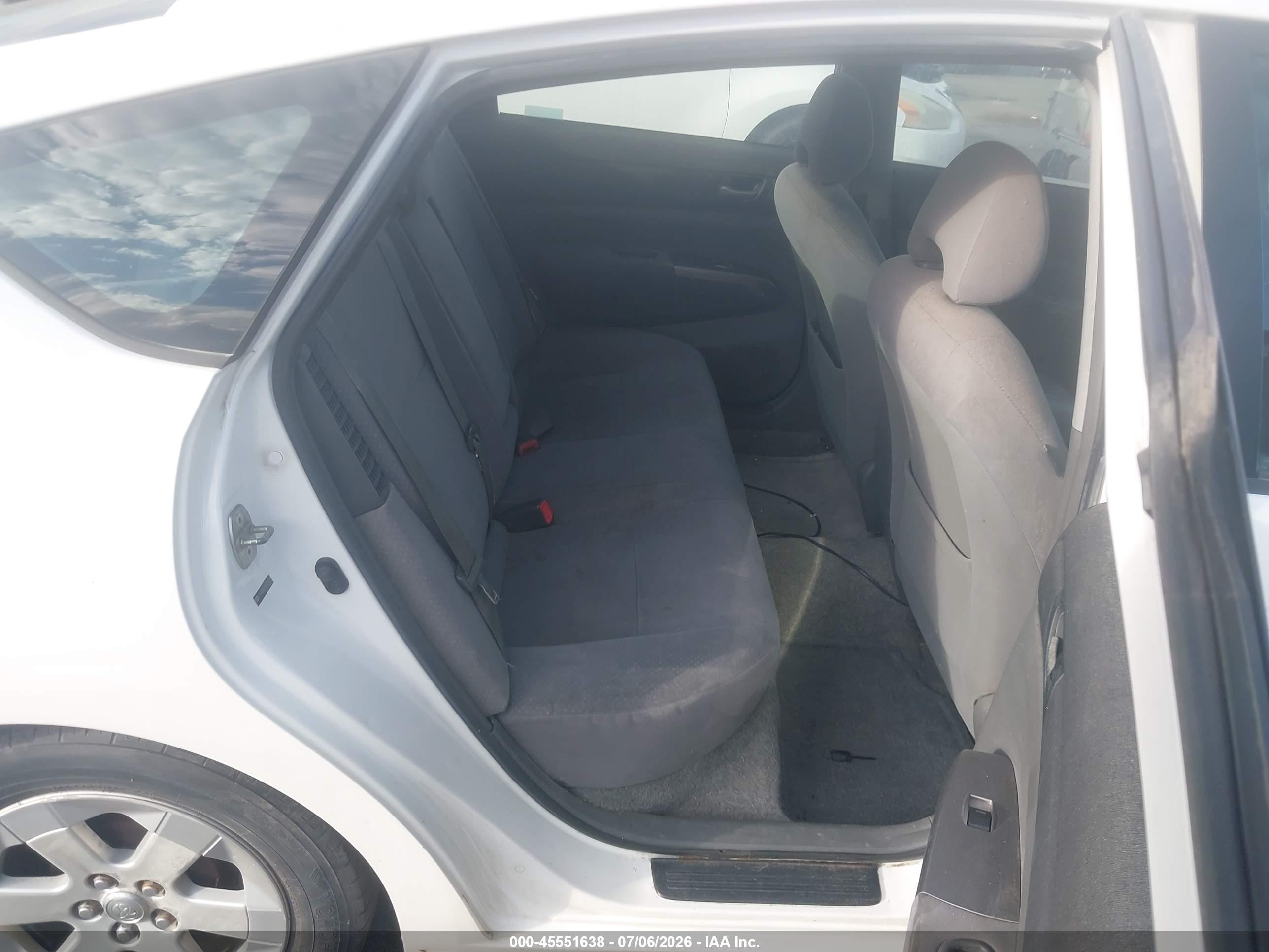 2006 Toyota Prius   White vin: JTDKB20U763128390