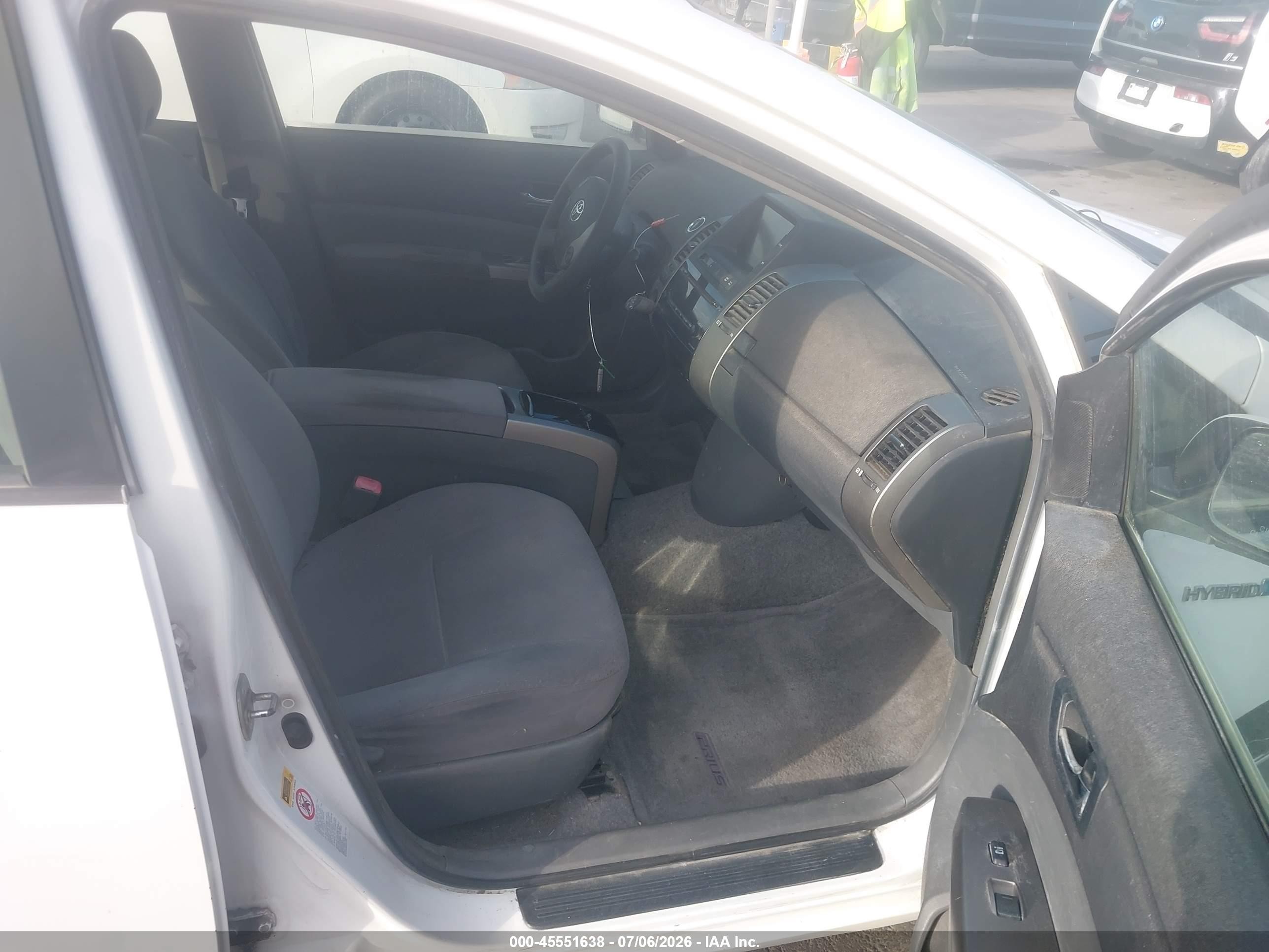 2006 Toyota Prius   White vin: JTDKB20U763128390