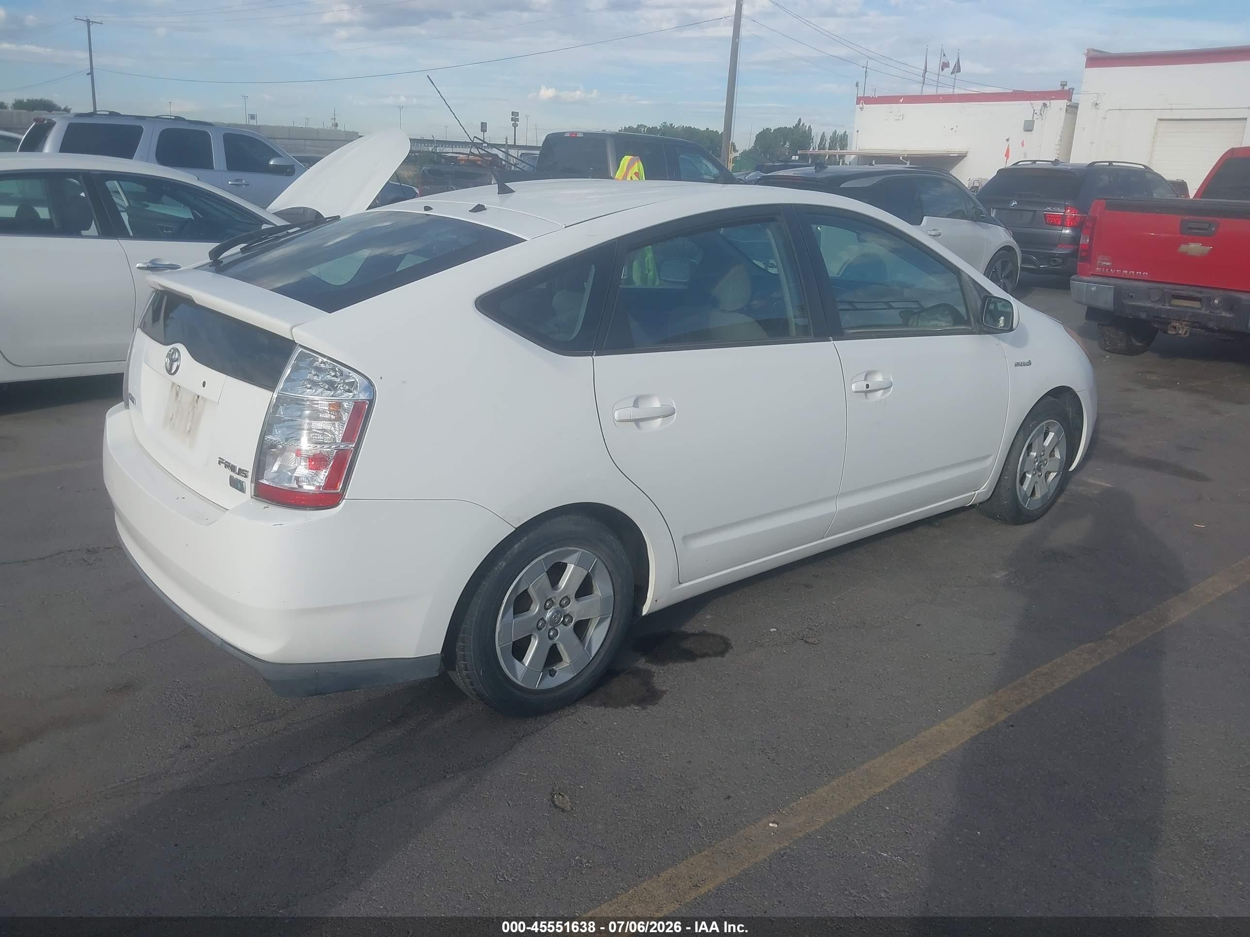 2006 Toyota Prius   White vin: JTDKB20U763128390
