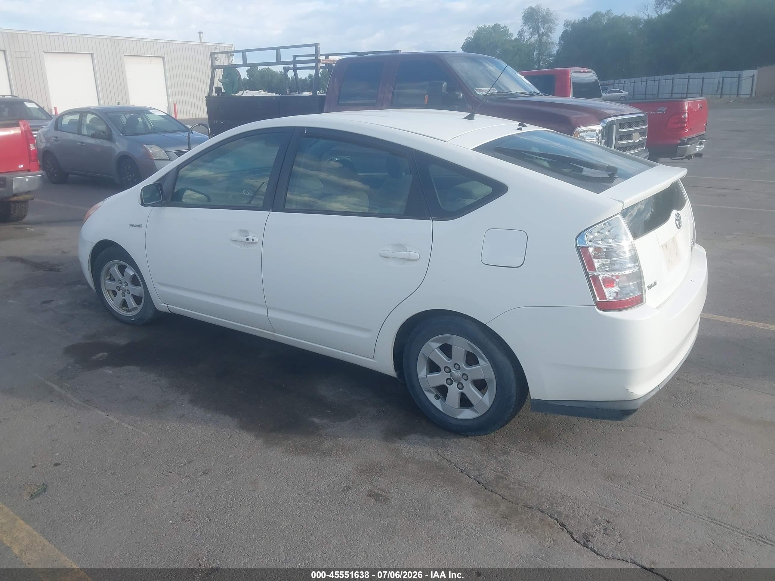 2006 Toyota Prius   White vin: JTDKB20U763128390