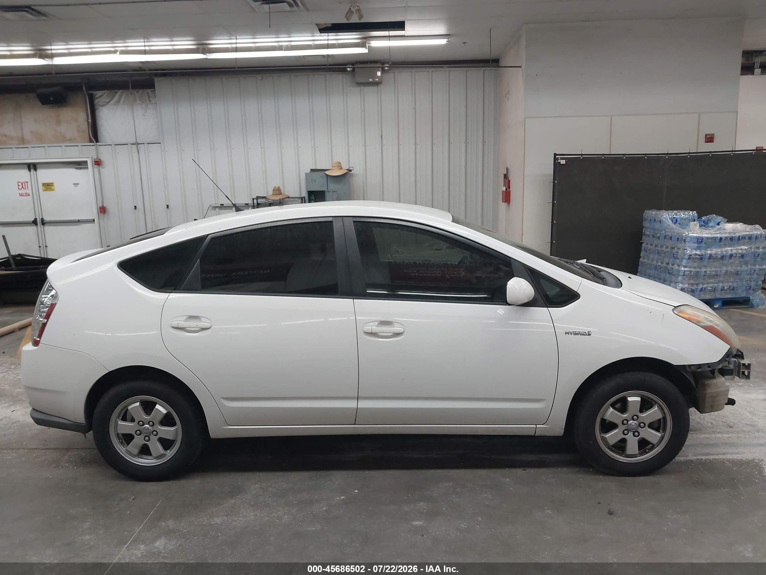 2007 Toyota Prius   White vin: JTDKB20U777090086