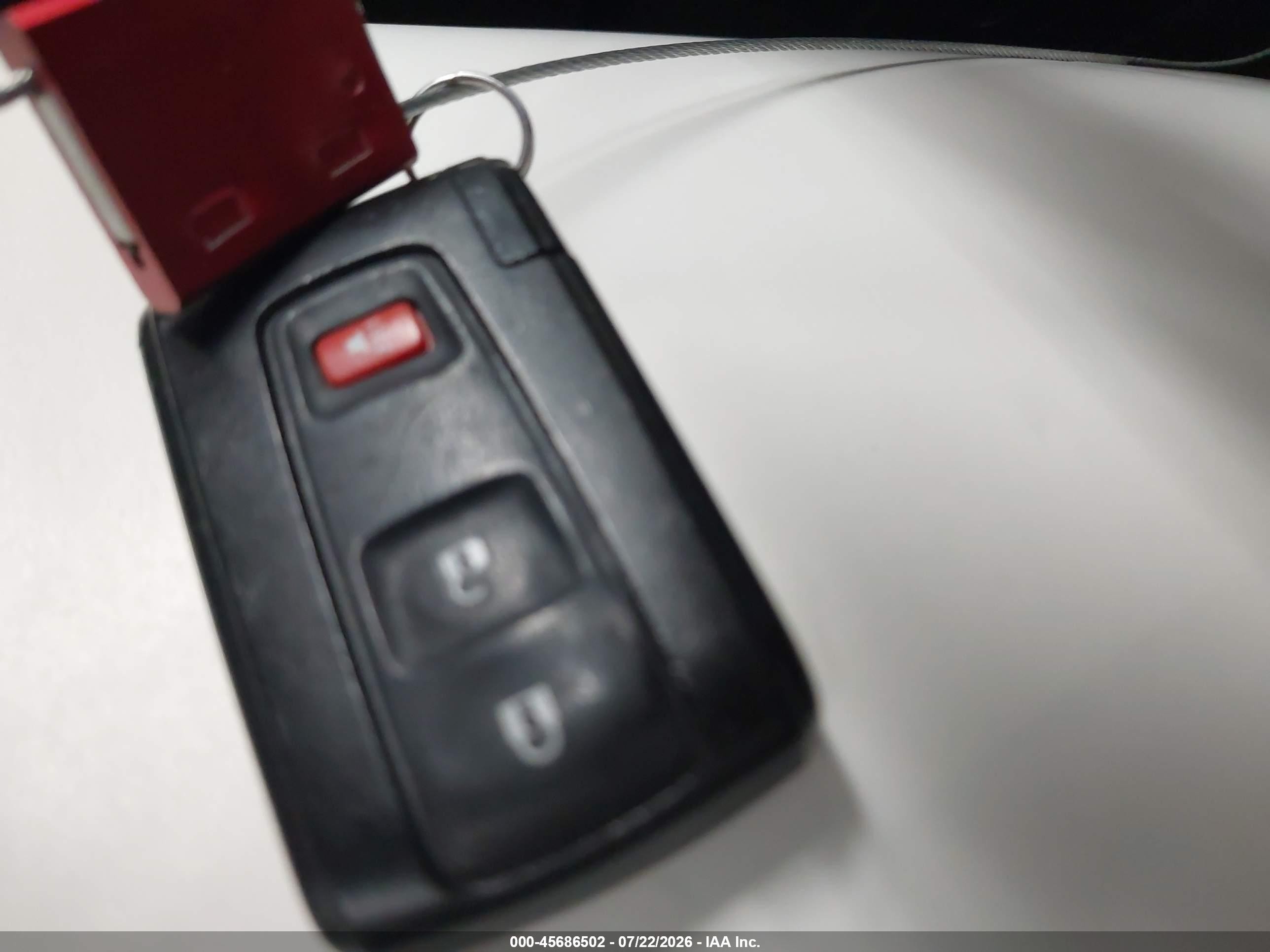 2007 Toyota Prius   White vin: JTDKB20U777090086