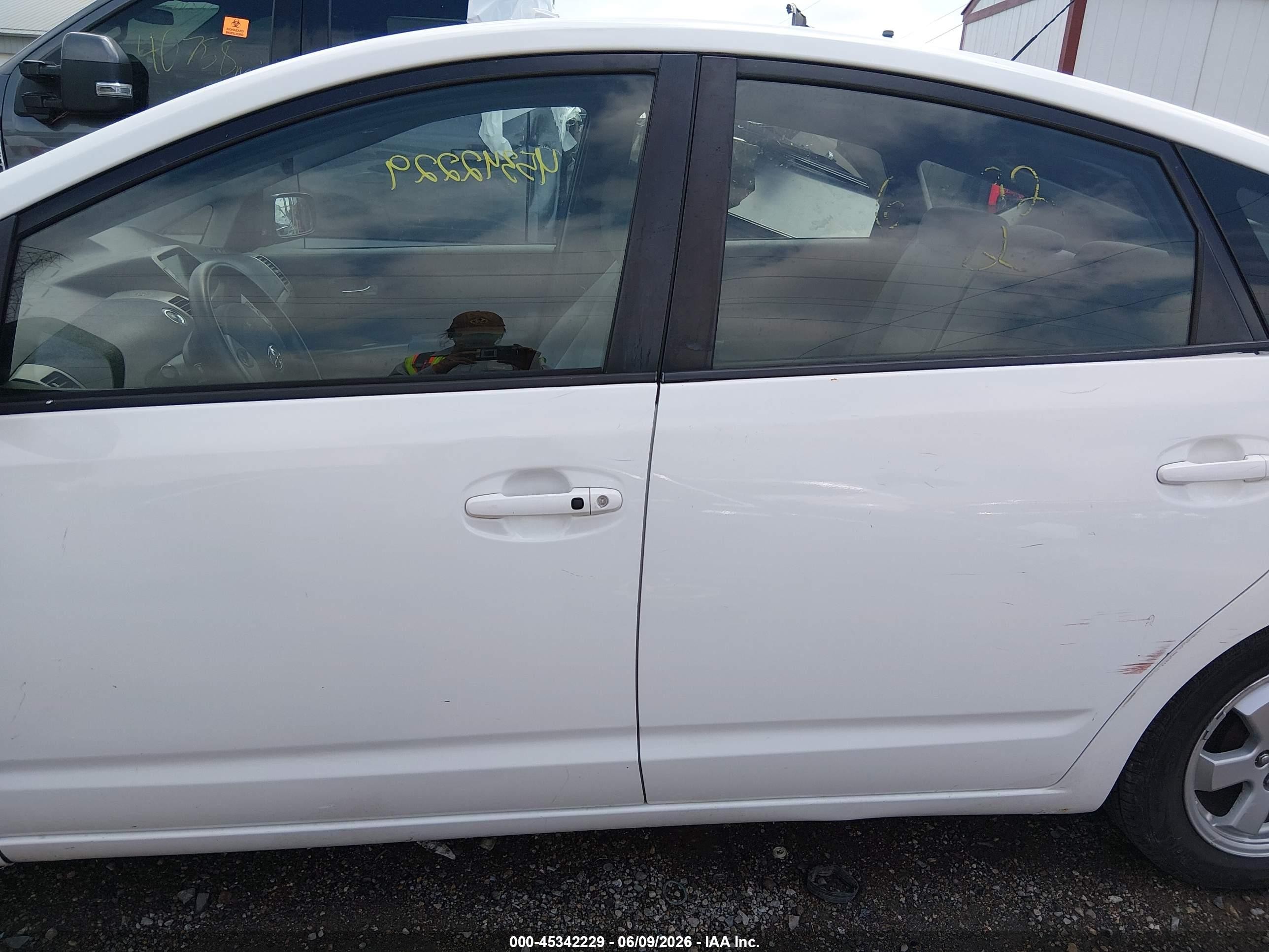 2007 Toyota Prius   White vin: JTDKB20U777616992