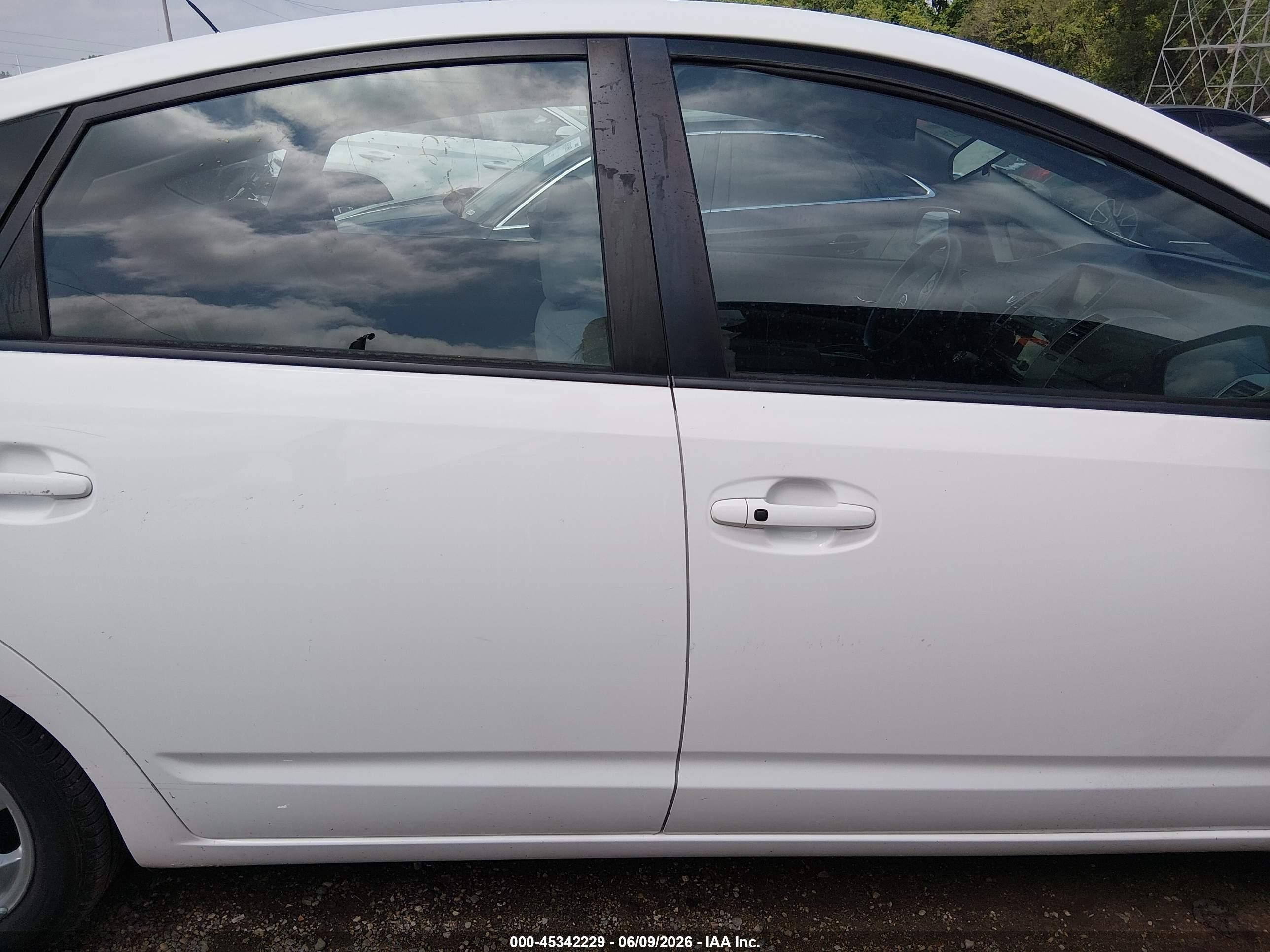 2007 Toyota Prius   White vin: JTDKB20U777616992