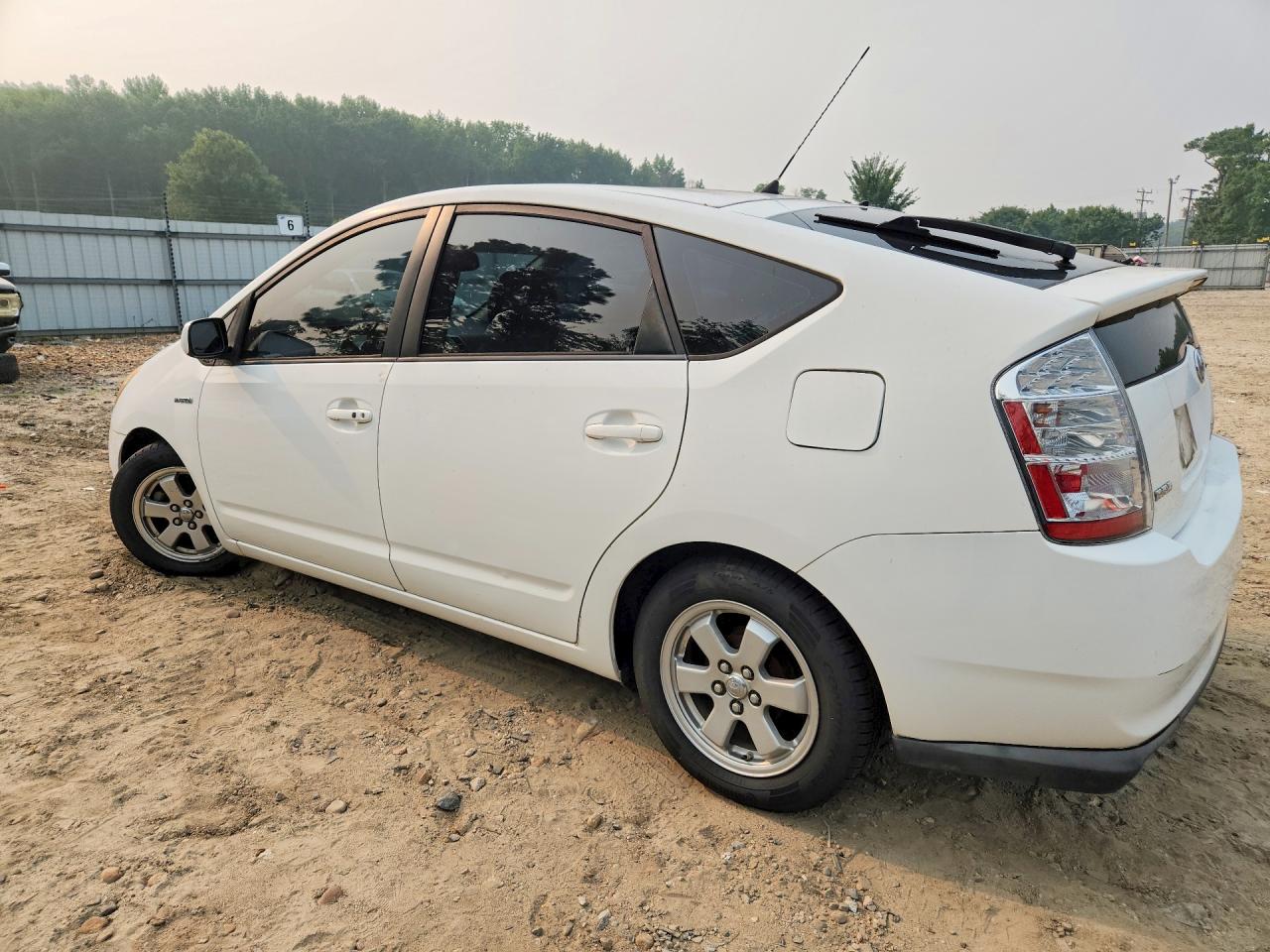 2007 Toyota Prius Base White vin: JTDKB20U777622078