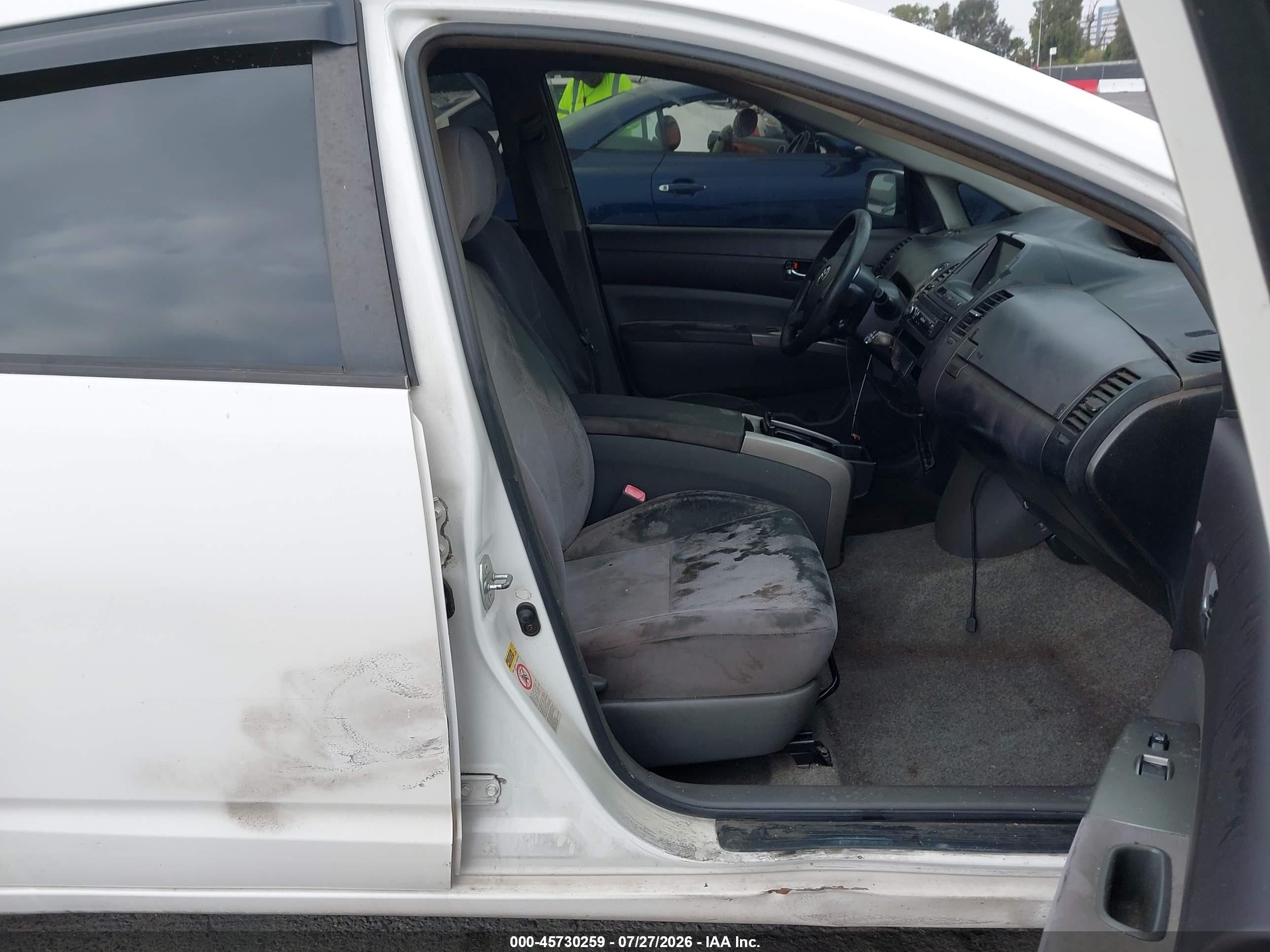 2004 Toyota Prius   White vin: JTDKB20U840014591
