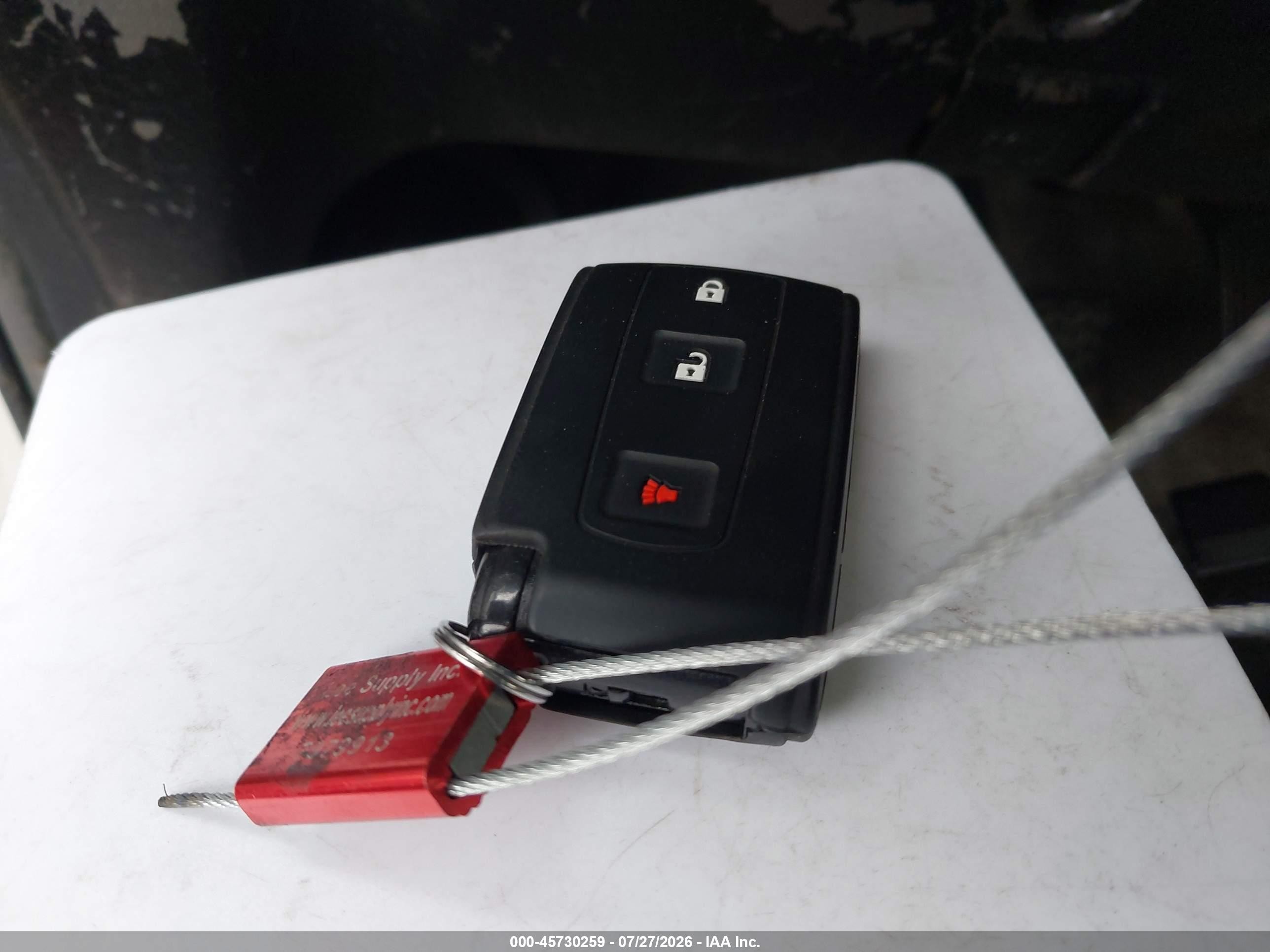 2004 Toyota Prius   White vin: JTDKB20U840014591