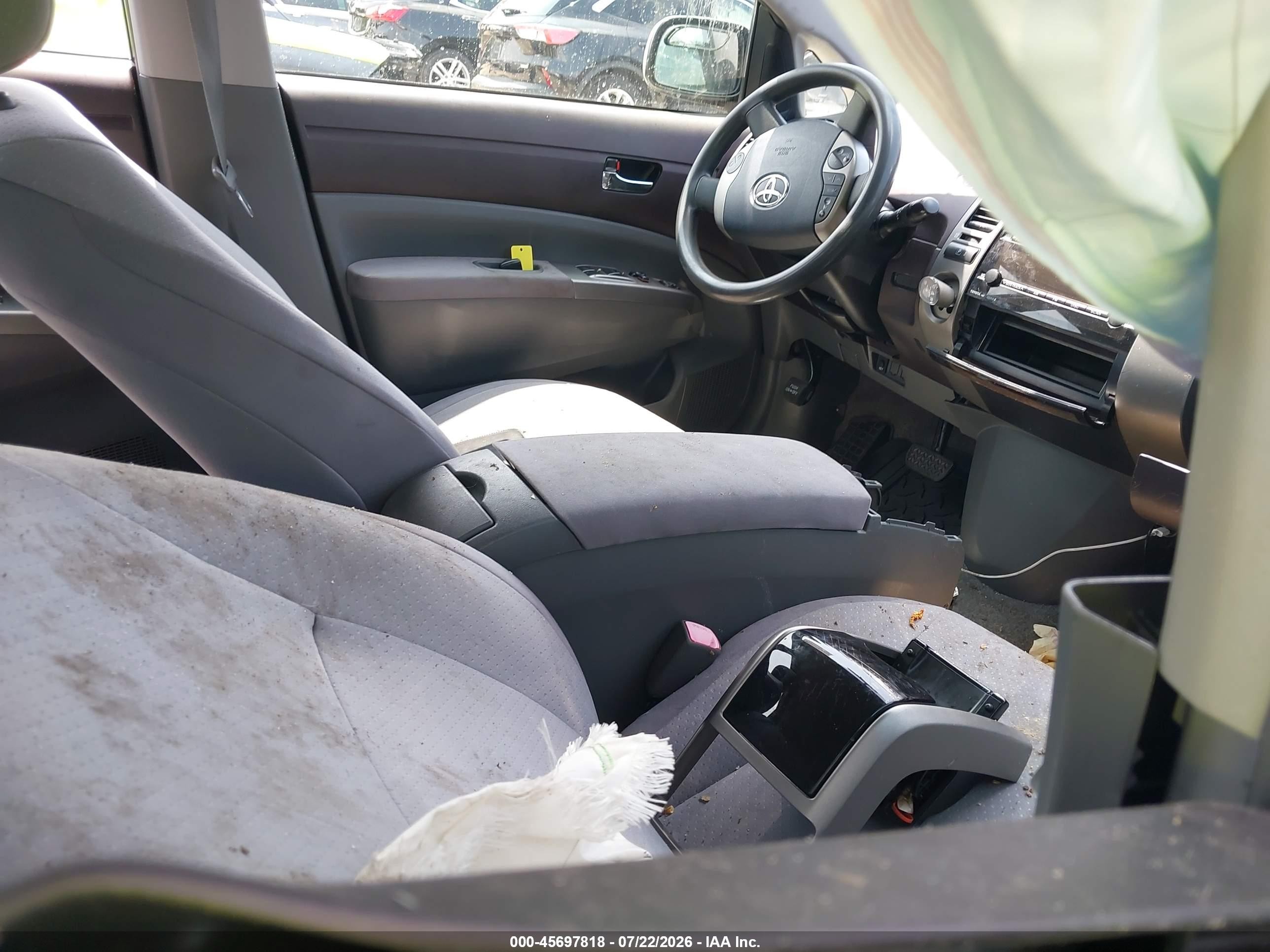 2005 Toyota Prius   Silver vin: JTDKB20U850121156