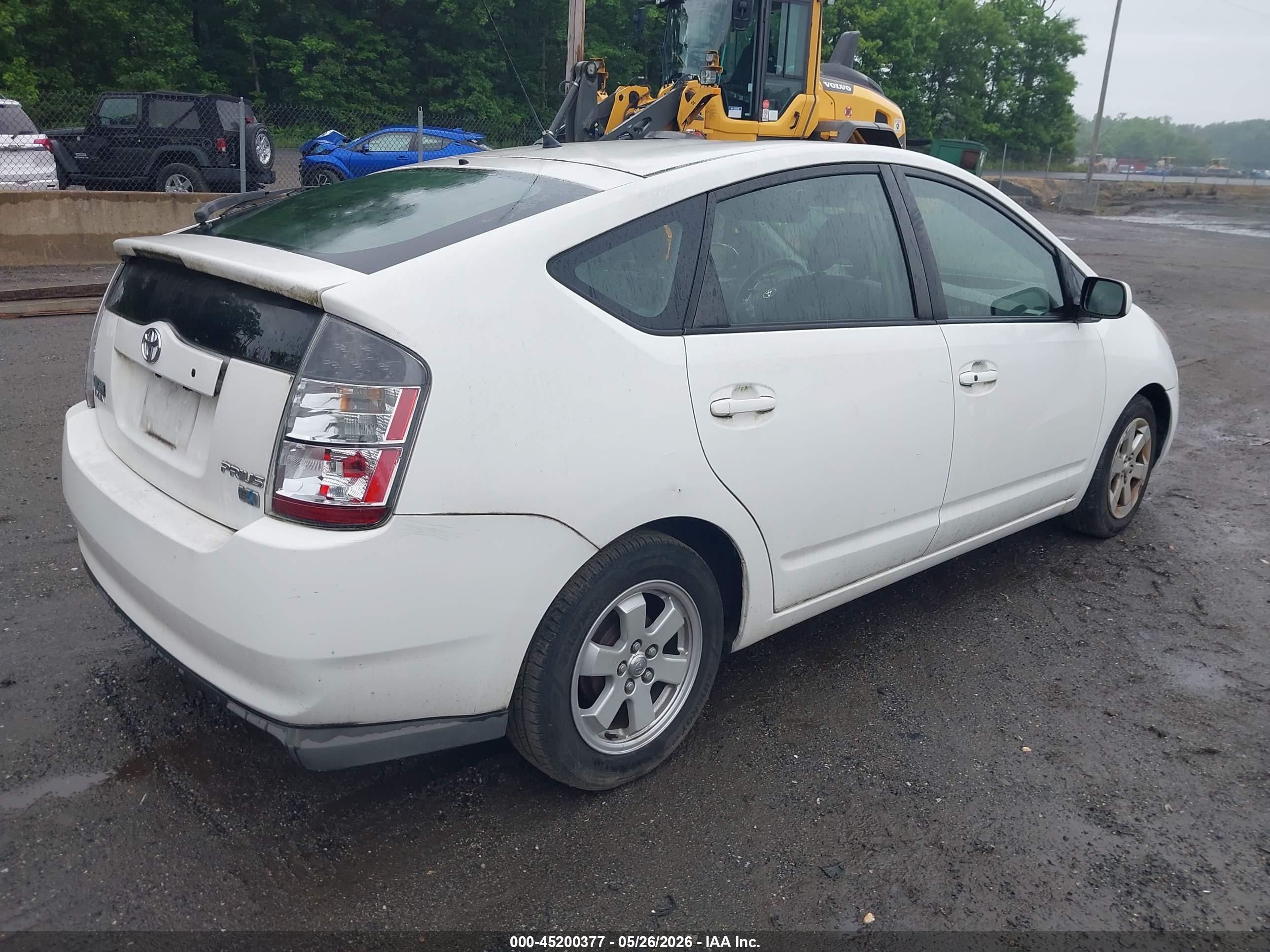 2005 Toyota Prius   White vin: JTDKB20U853001582
