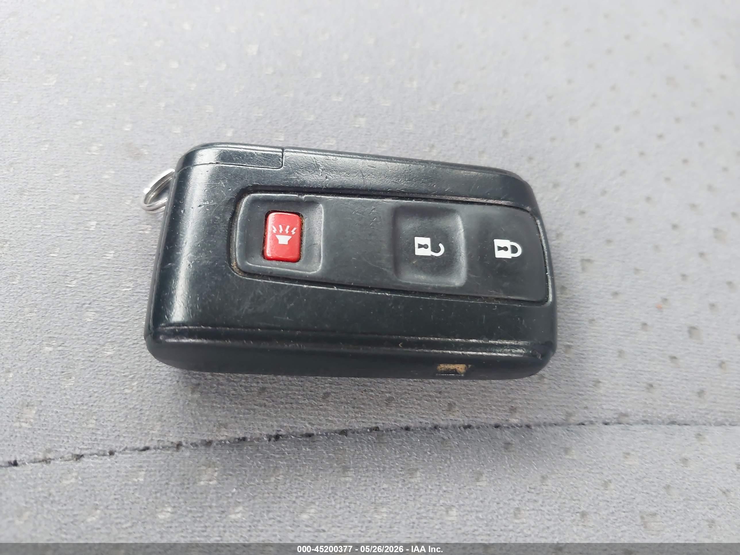 2005 Toyota Prius   White vin: JTDKB20U853001582