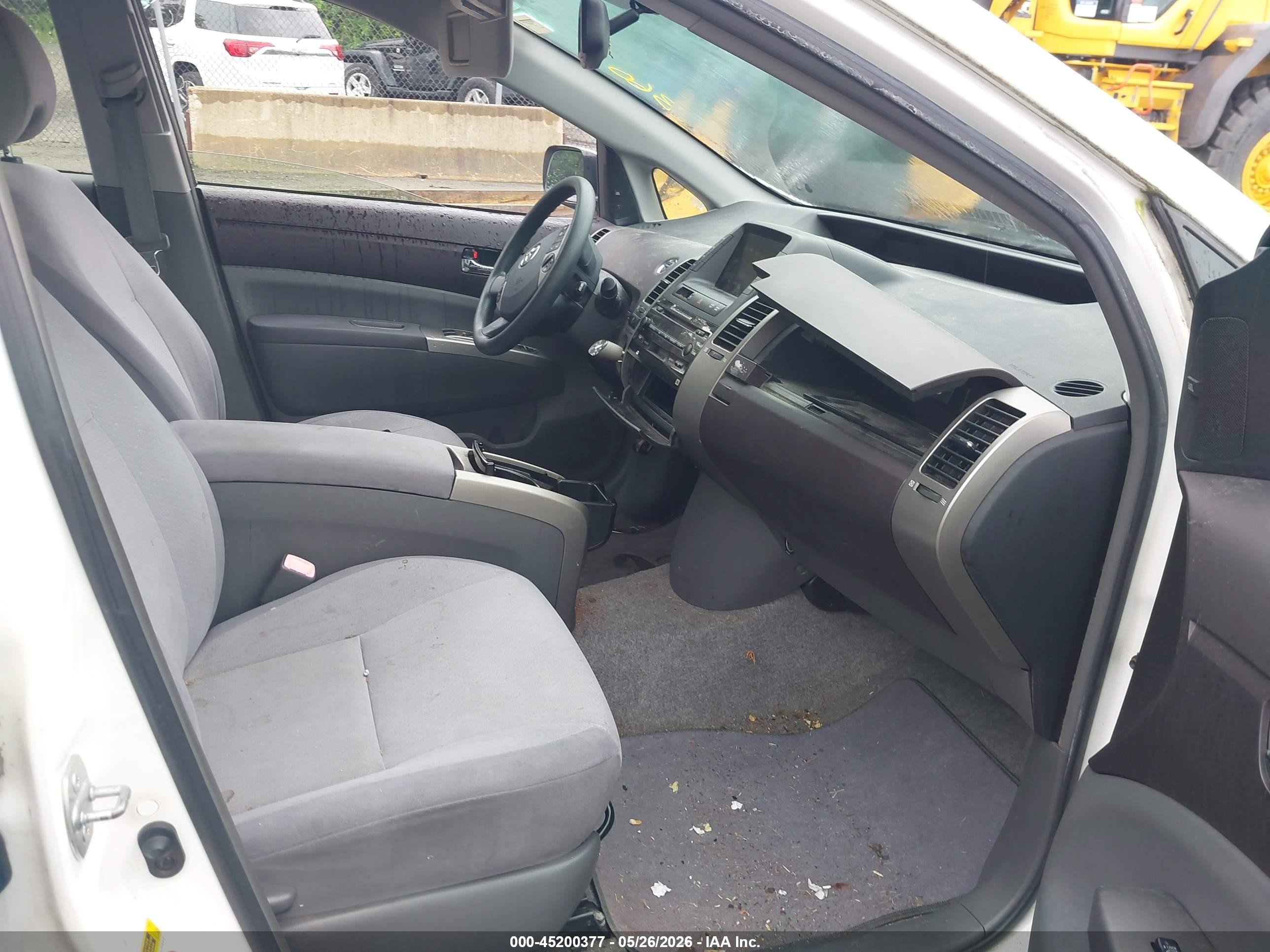 2005 Toyota Prius   White vin: JTDKB20U853001582