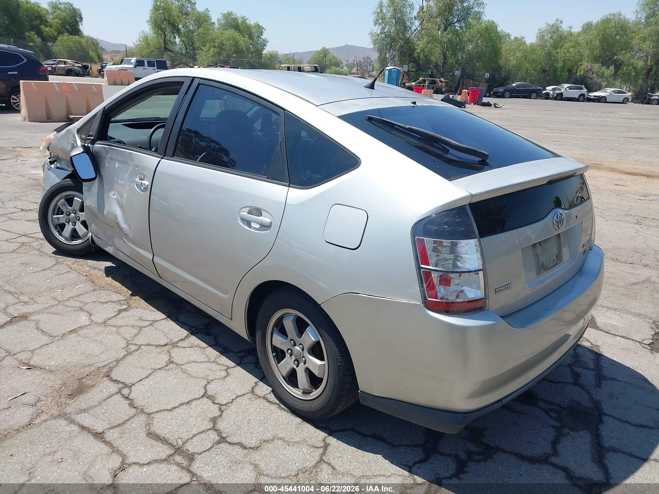 2005 Toyota Prius   Серебряный vin: JTDKB20U857040570