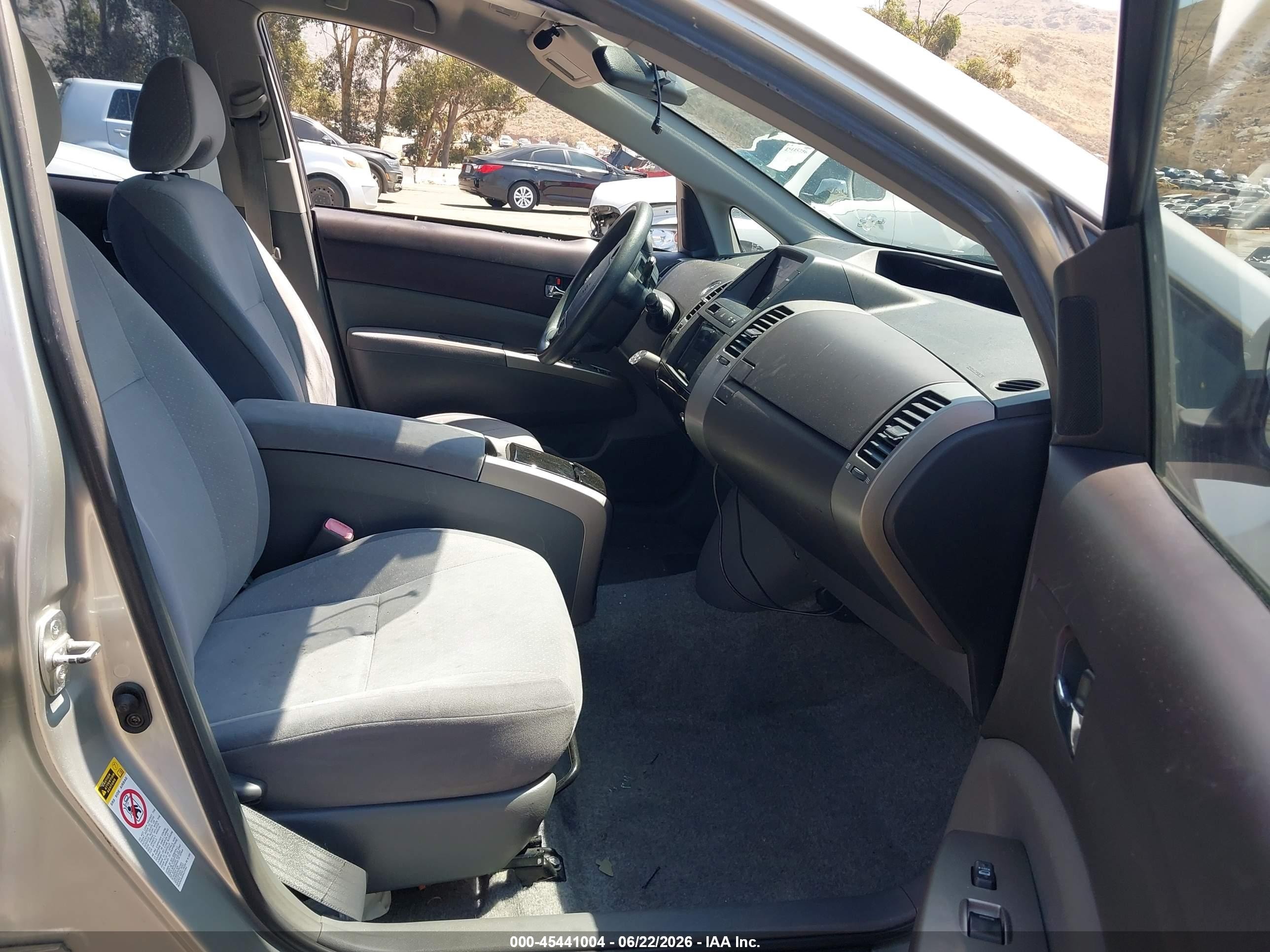 2005 Toyota Prius   Серебряный vin: JTDKB20U857040570