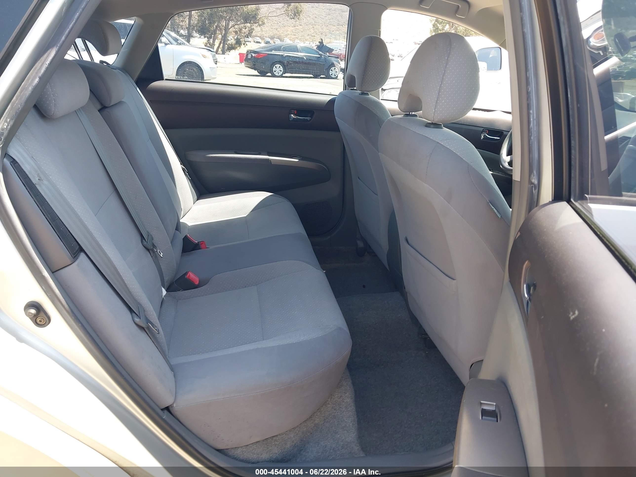 2005 Toyota Prius   Серебряный vin: JTDKB20U857040570