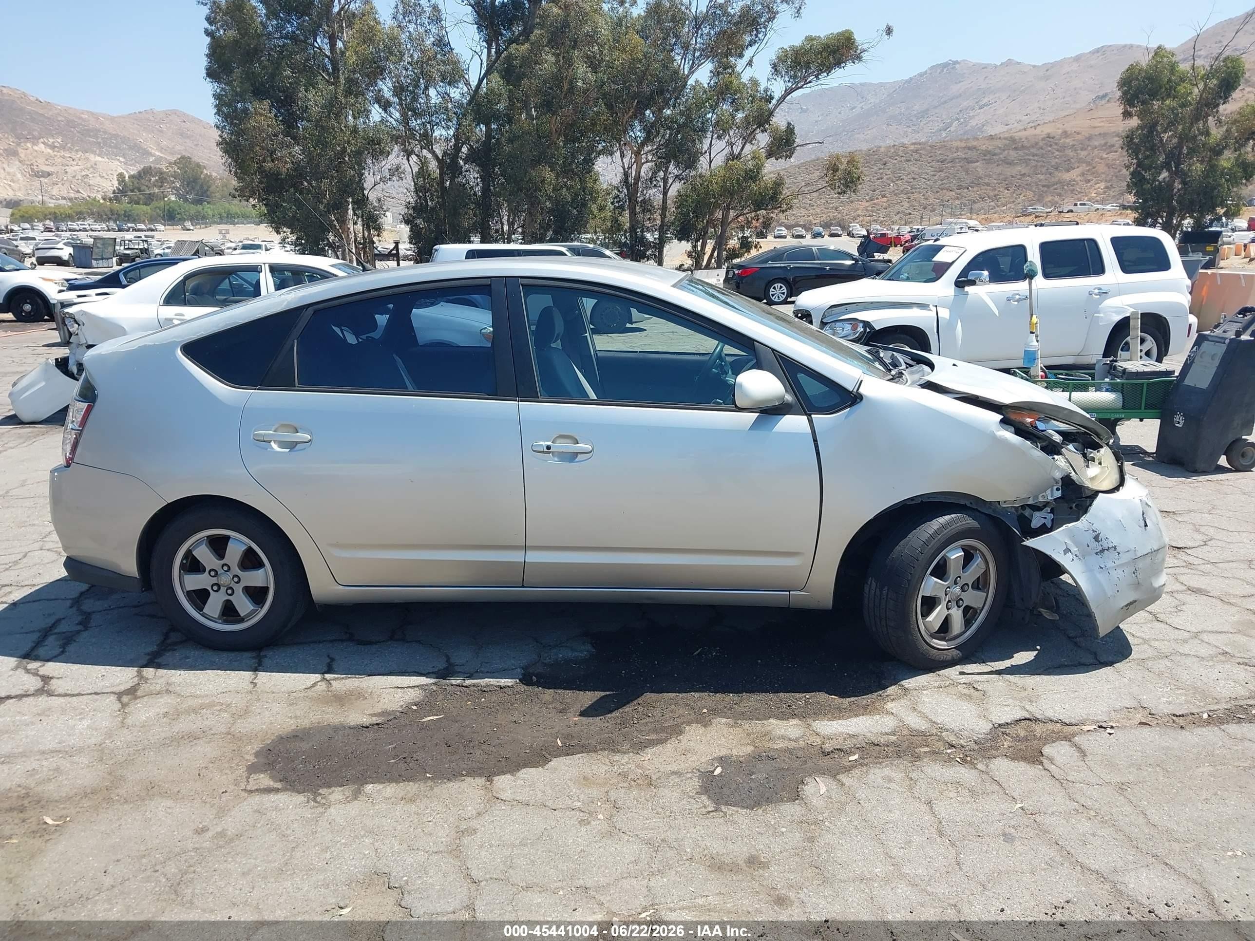 2005 Toyota Prius   Серебряный vin: JTDKB20U857040570