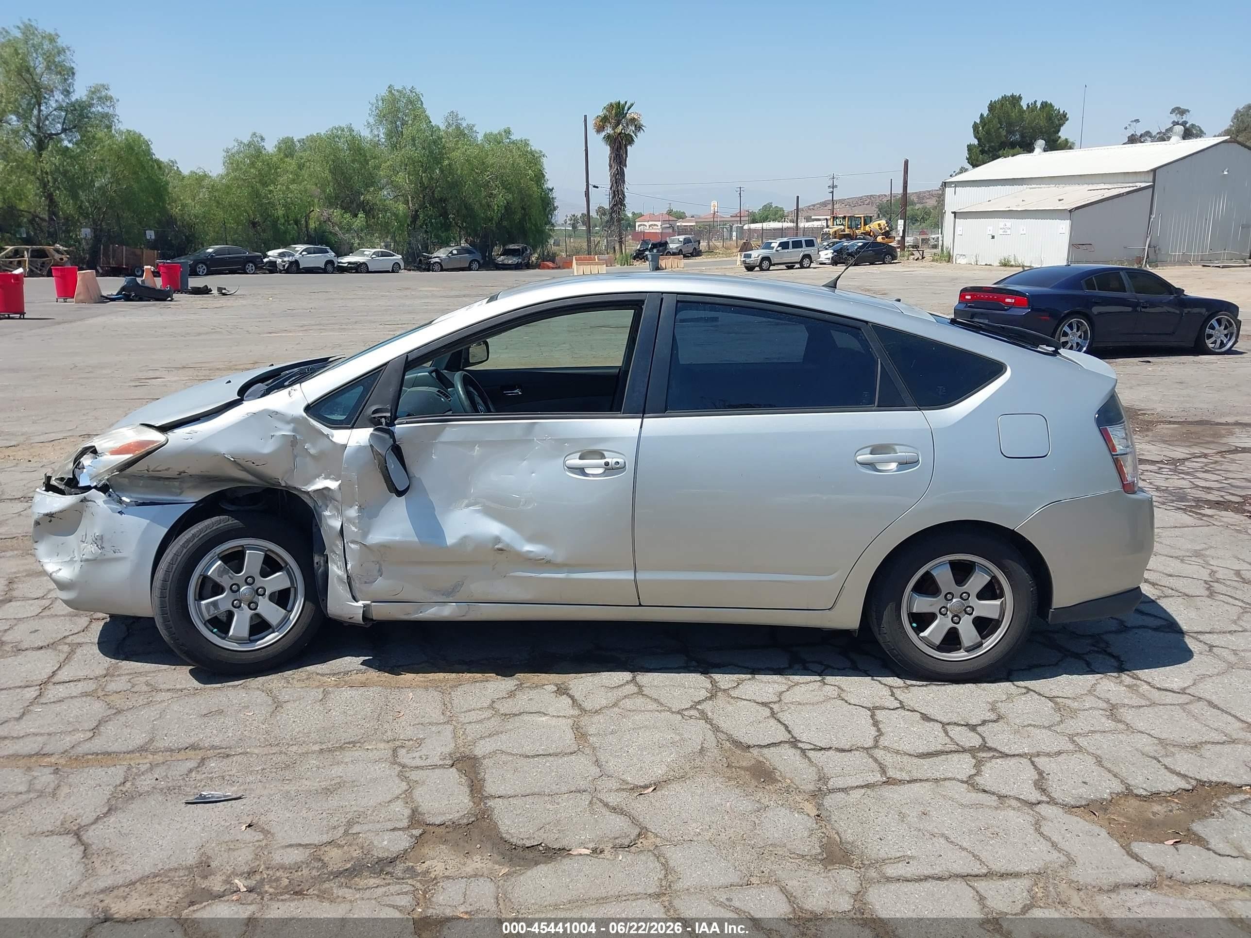 2005 Toyota Prius   Серебряный vin: JTDKB20U857040570