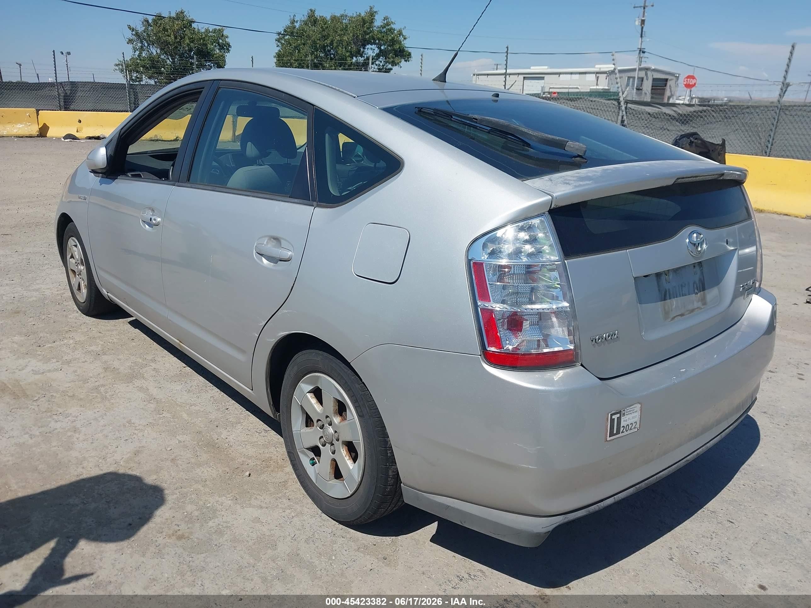 2007 Toyota Prius   Silver vin: JTDKB20U877621814