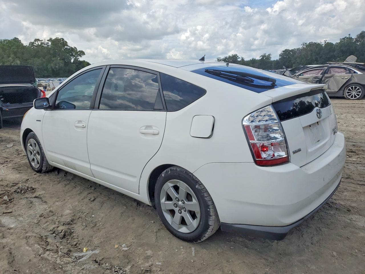 2007 Toyota Prius Base White vin: JTDKB20U877636426