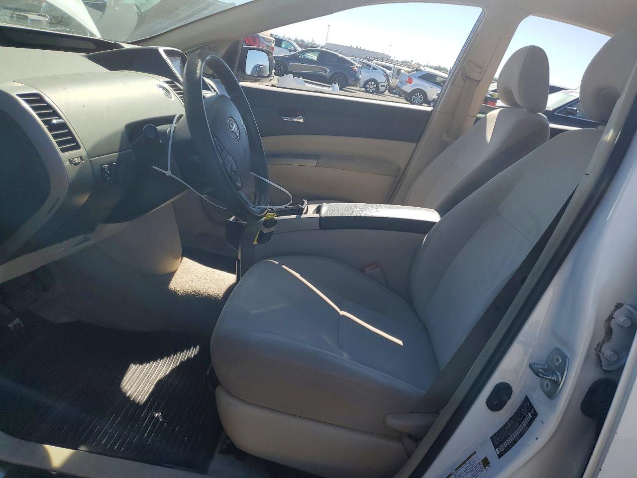 2004 Toyota Prius Base White vin: JTDKB20U940005477