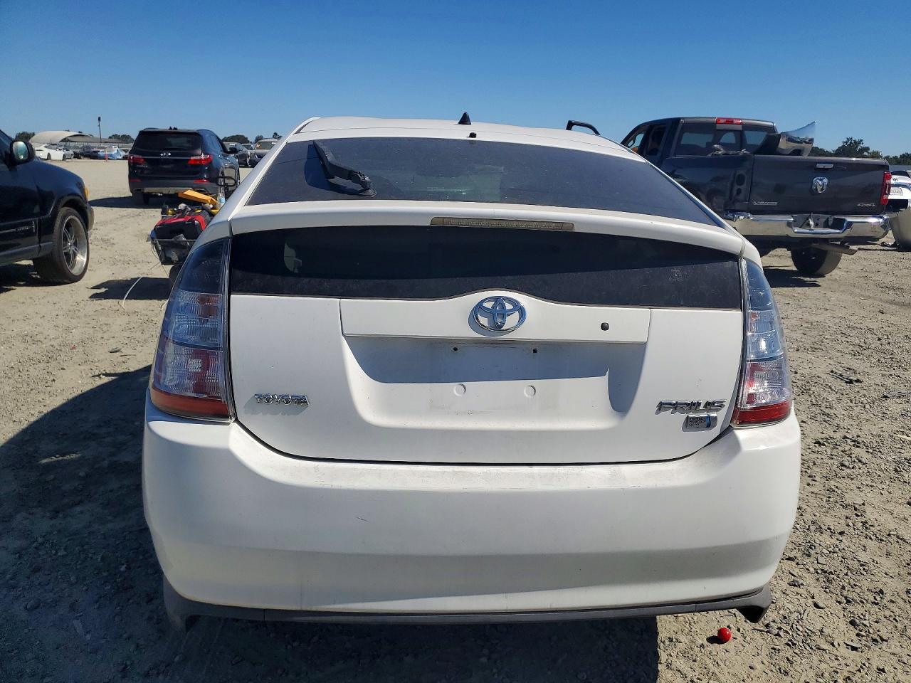 2004 Toyota Prius Base White vin: JTDKB20U940005477