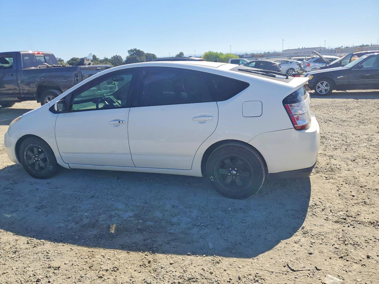 2004 Toyota Prius Base White vin: JTDKB20U940005477